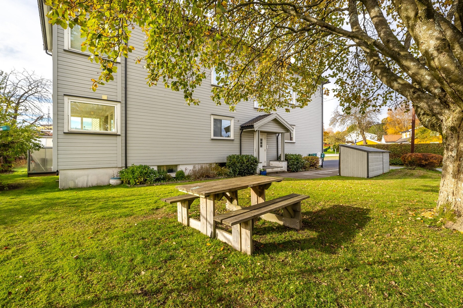 Beliggenheten er meget attraktiv, og byr på upåklagelige solforhold i grønne og trafikkstille omgivelser, samtidig som det er umiddelbar nærhet til sentrum. Galleribilde