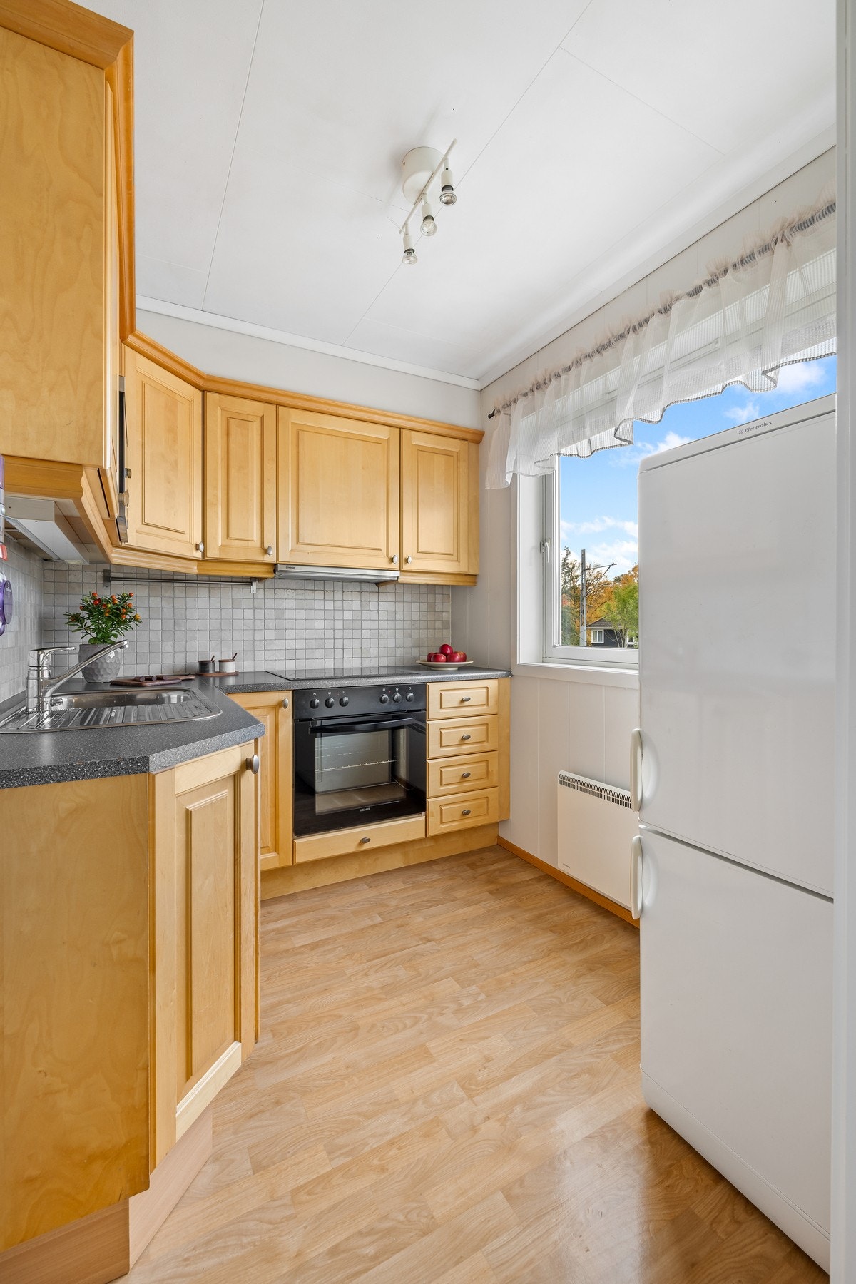 Videre er kjøkkenet utstyrt med integrerte hvitevarer som oppvaskmaskin, mikrobølgeovn, stekeovn og en koketopp fra 2020, samt ventilator, benkestikk og god arbeidsbelysning. Galleribilde