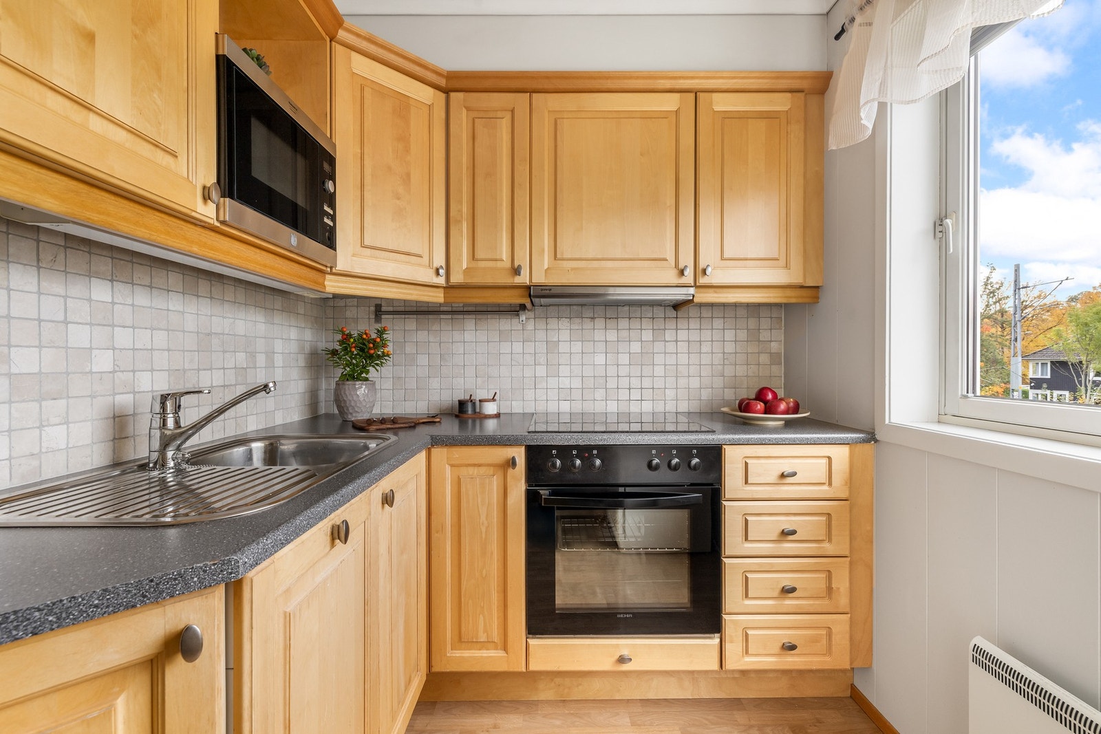 Kjøkkenet har et arealeffektivt og pent design med gode benkeflater og mye oppbevaringsplass. Galleribilde