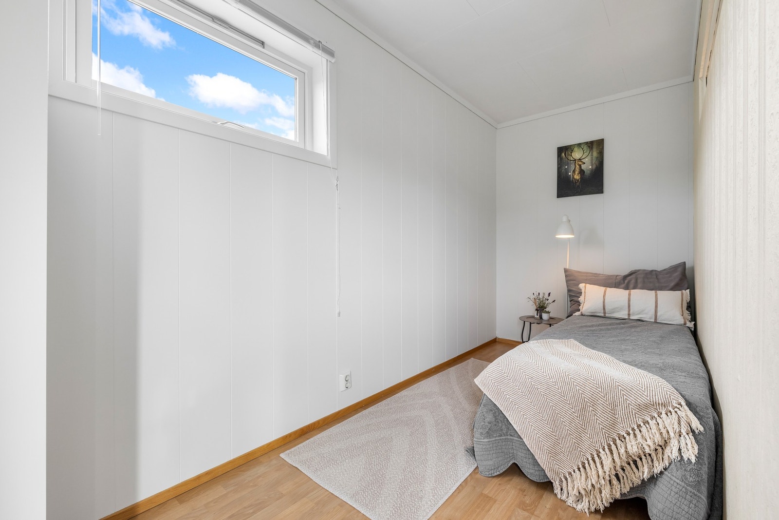 Alkoven har belegg i parkettimitasjon på gulvet, hvitmalte vegger og et vindu som gir fint lysinnslipp. Galleribilde