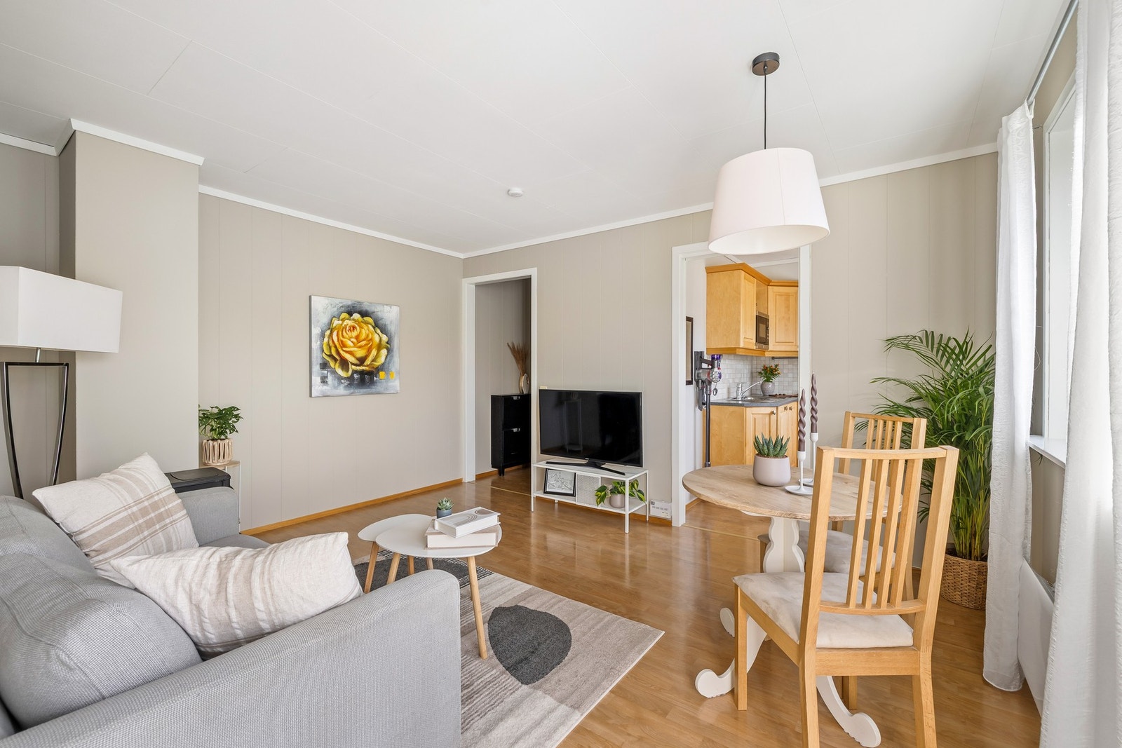 Det ble montert utvendige screens på balkongdøren og stuevinduet i 2021. Galleribilde