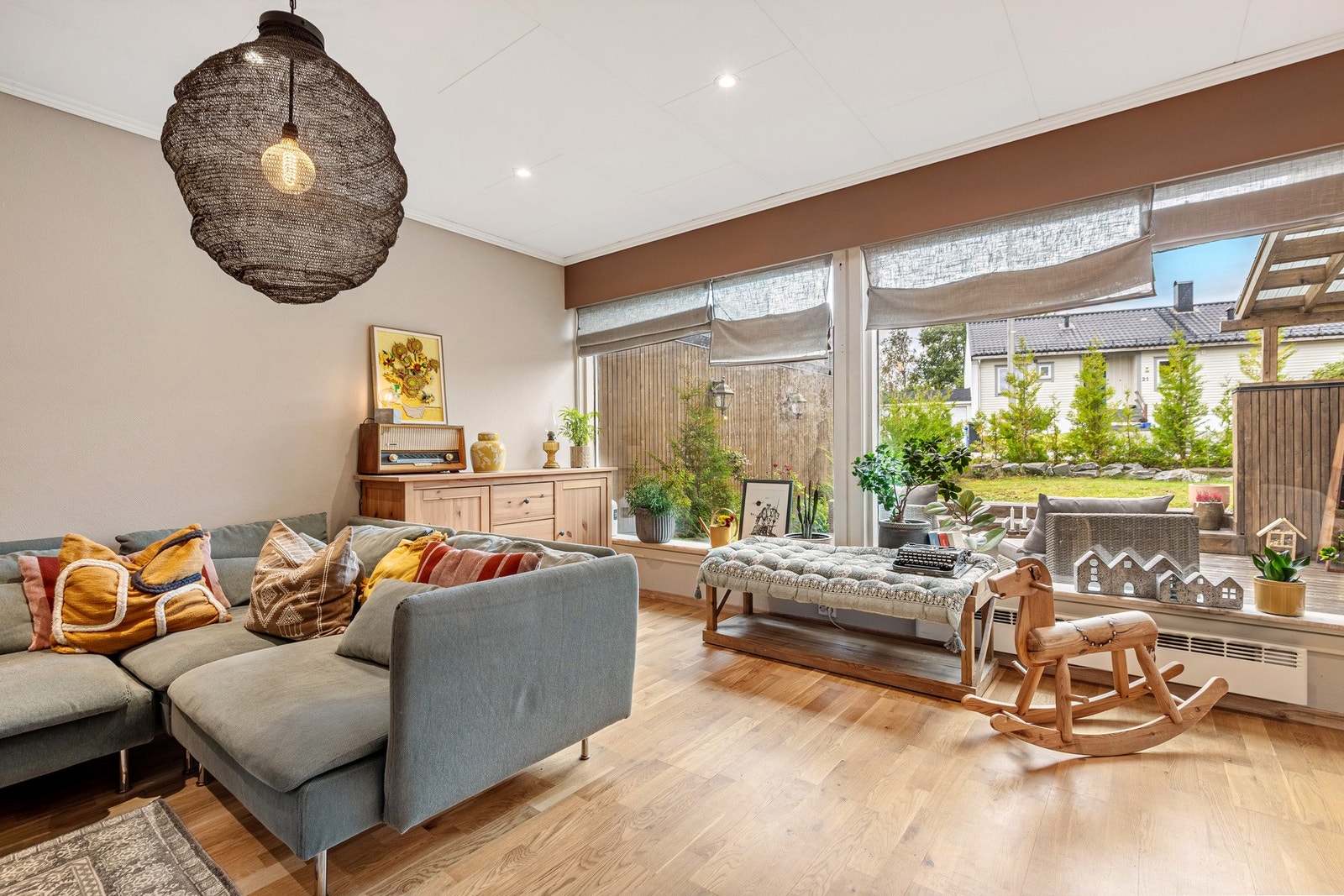 Store vindusflater slipper inn godt med naturlig lys. Galleribilde