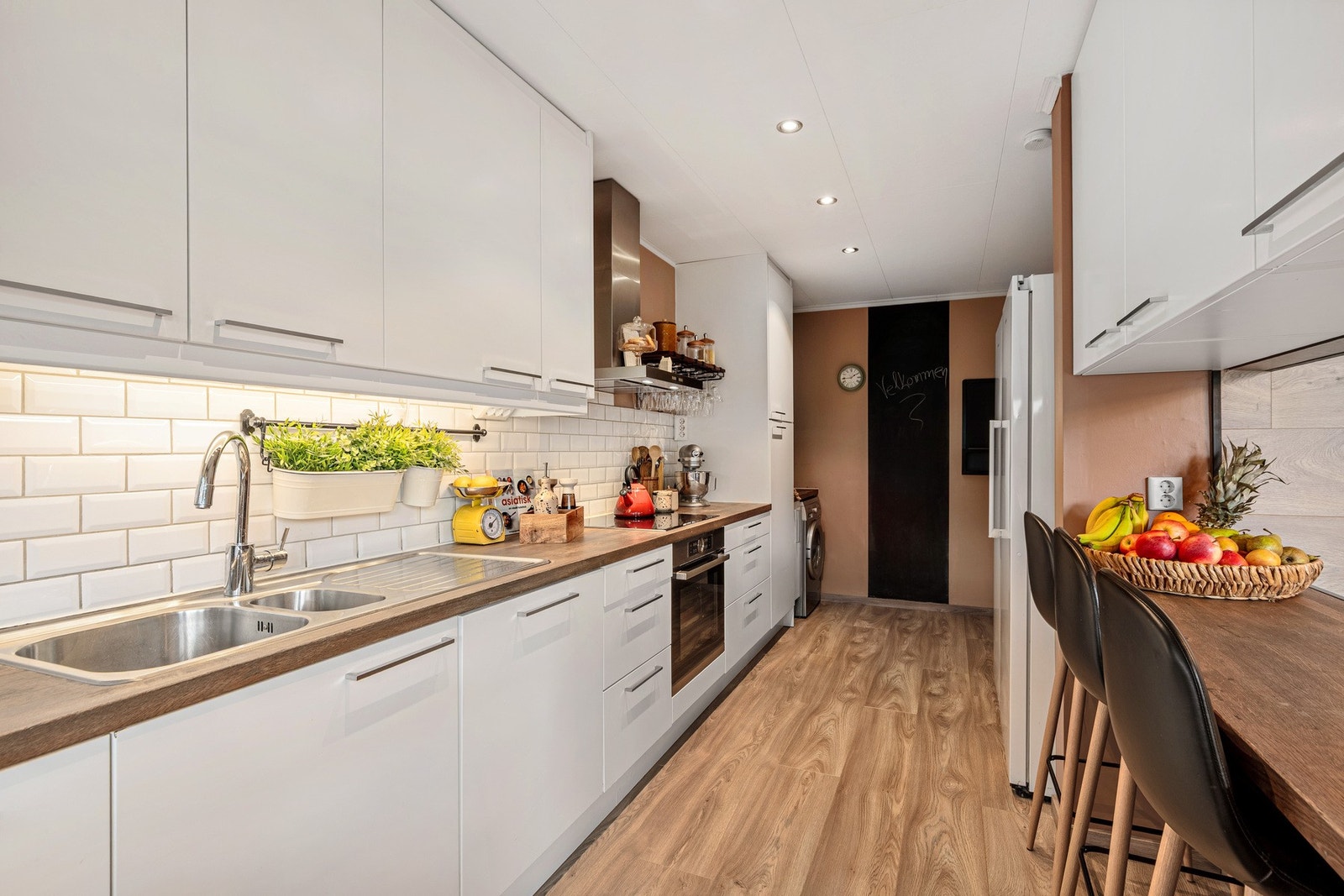 Kjøkkenet er levert fra Epoq og har innredning med glatte fronter. Galleribilde