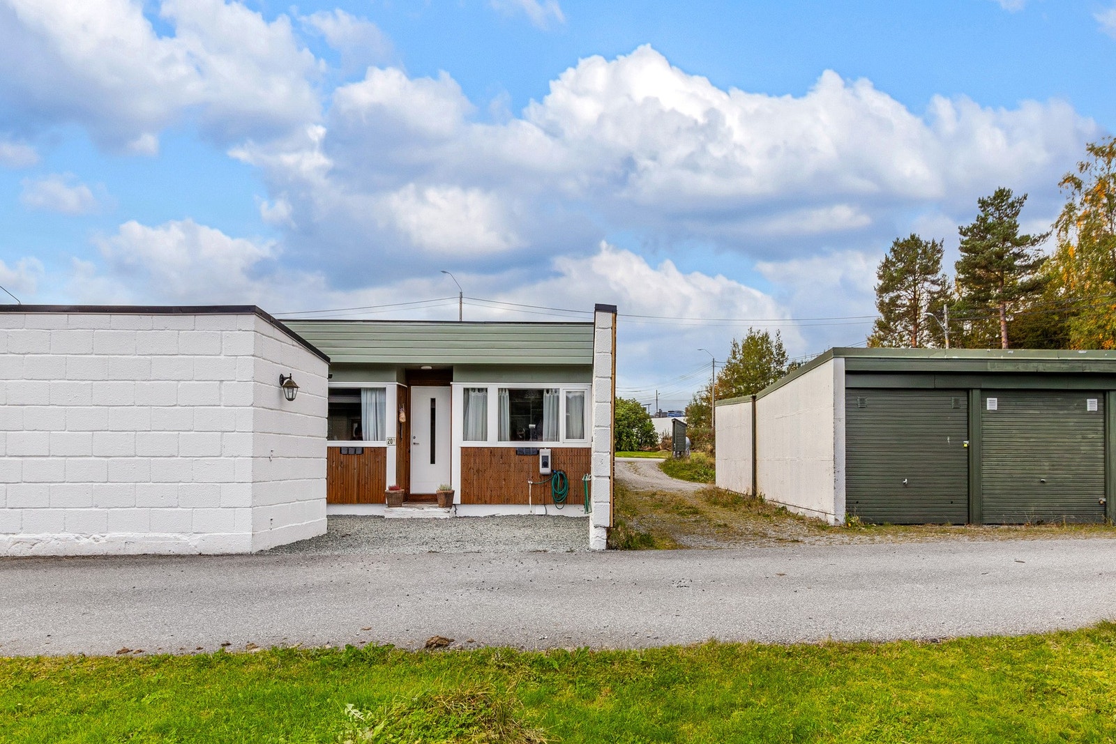 Eiendommen ligger i et rolig og etablert nabolag bestående hovedsakelig av eneboliger og rekkehus. Galleribilde