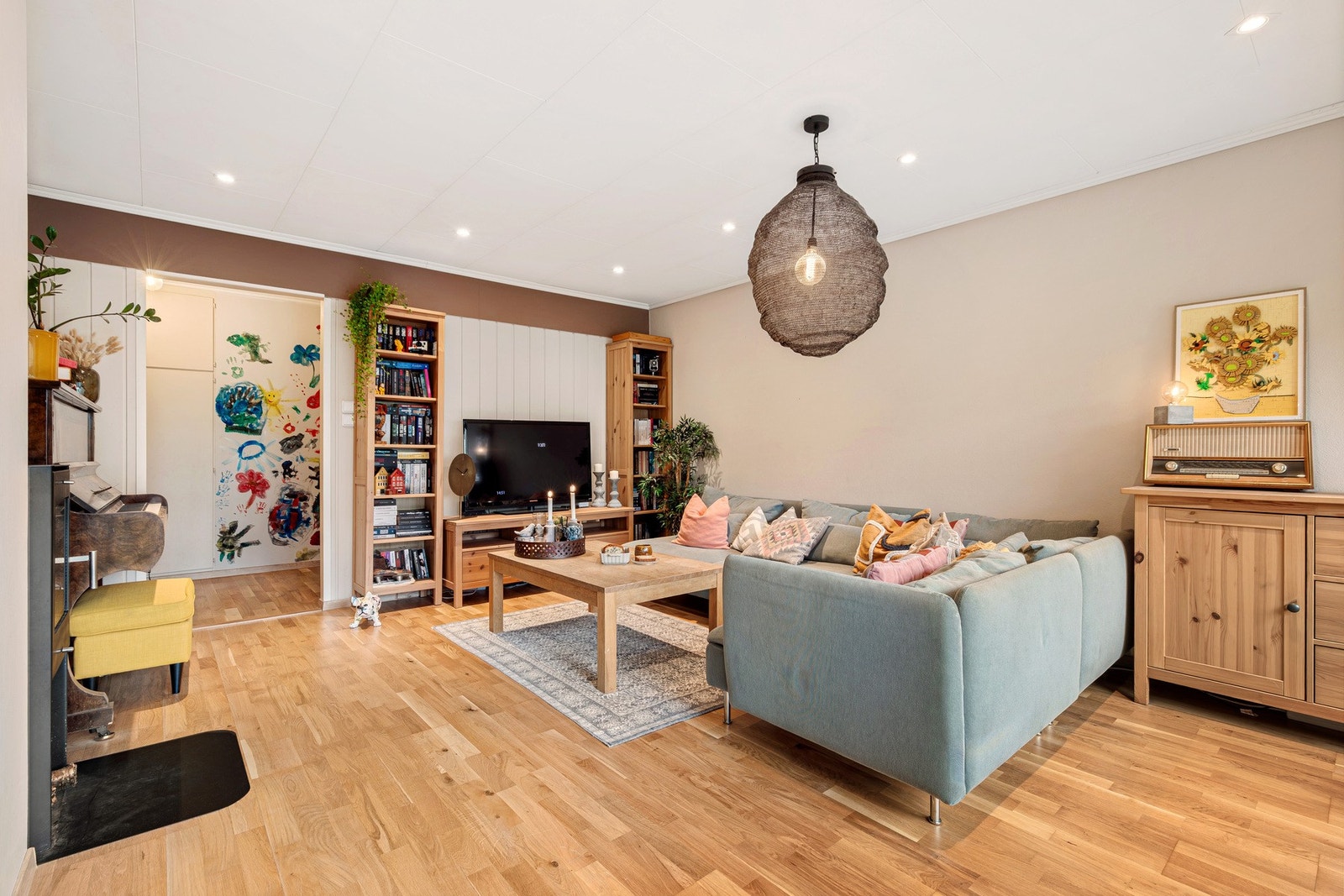 Romslig stue med naturlige soner. Galleribilde