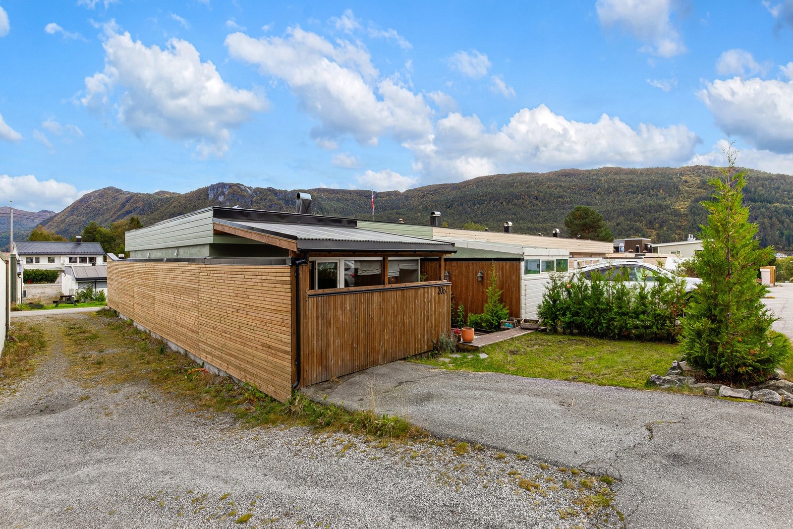 Velholdt rekkehus med solrik terrasse og garasje. Galleribilde