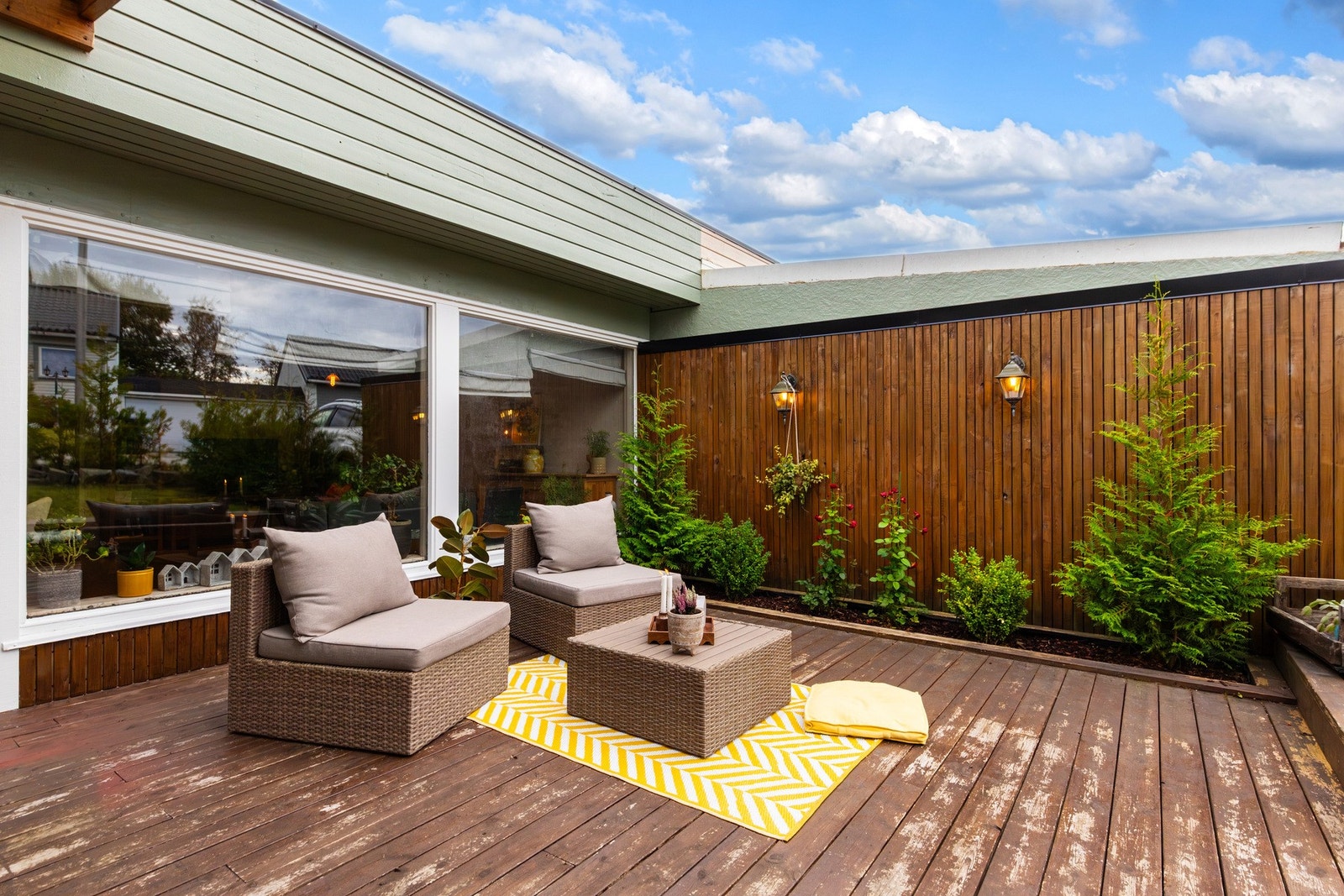 Delvis overbygget terrasse på ca. 33 m². Galleribilde