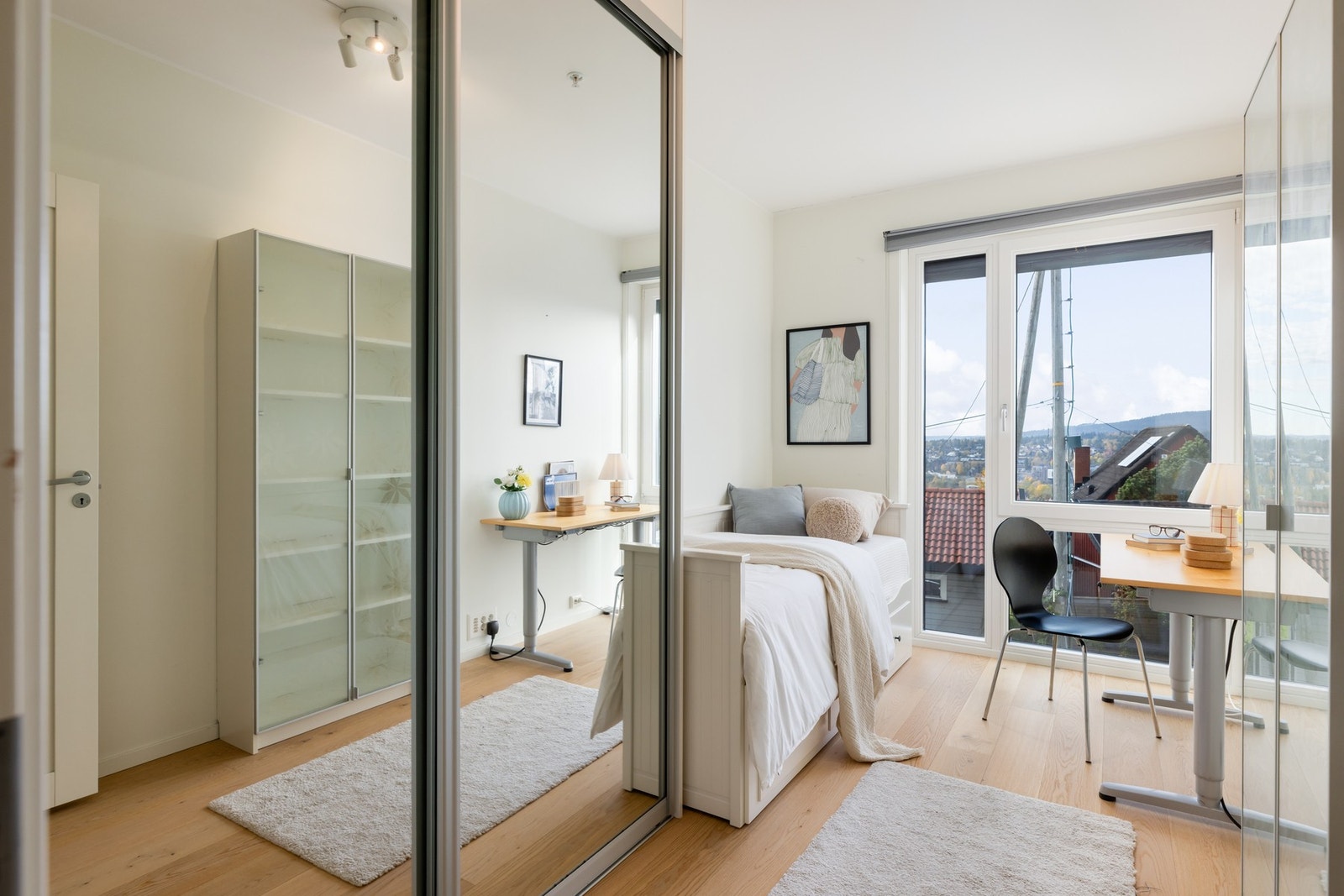 Samtlige rom har plissegardiner samt elektriske solscreen (unntatt ett lite vindu på hovedsoverommet). Galleribilde