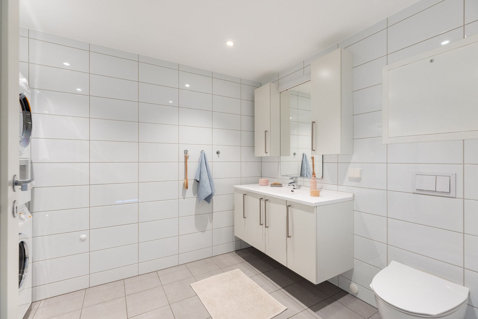 Fra entréen har du tilgang til et romslig bad med flislagte overflater, downlights i himling og varmekabler i gulv. Galleribilde