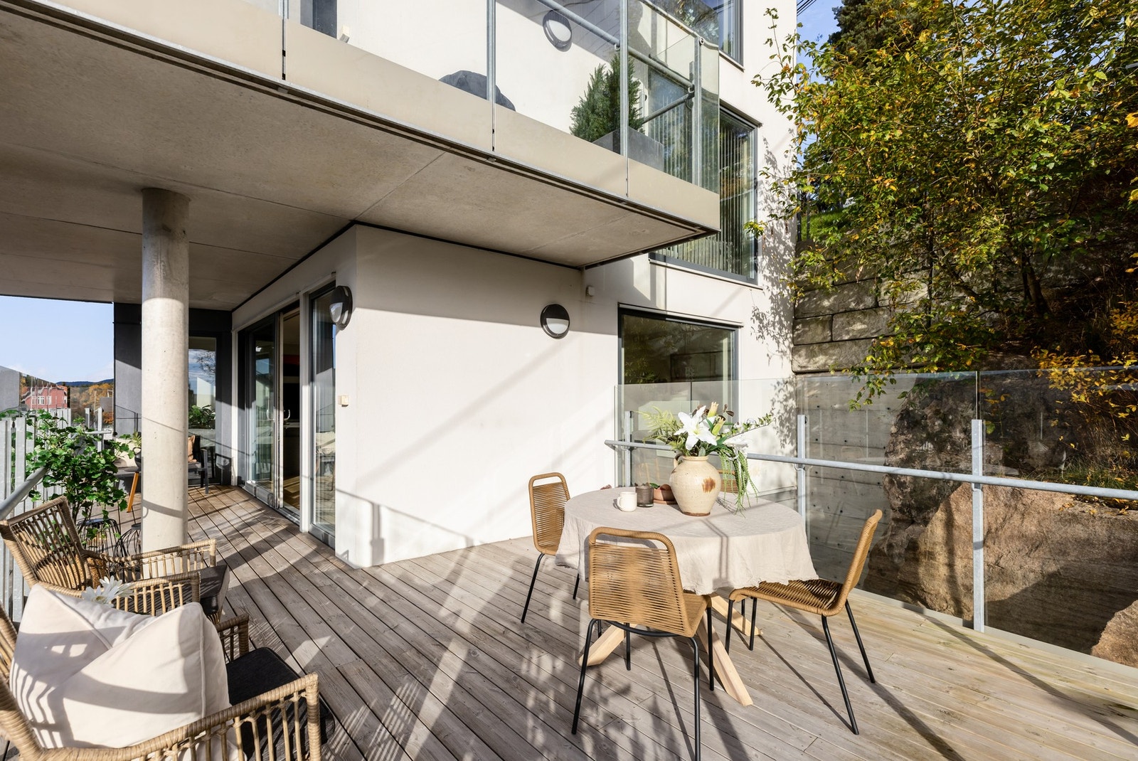 Fra stuen har du utgang til en herlig, syd- og vestvendt balkong på ca. 27,8 kvm - et ekte høydepunkt! Galleribilde