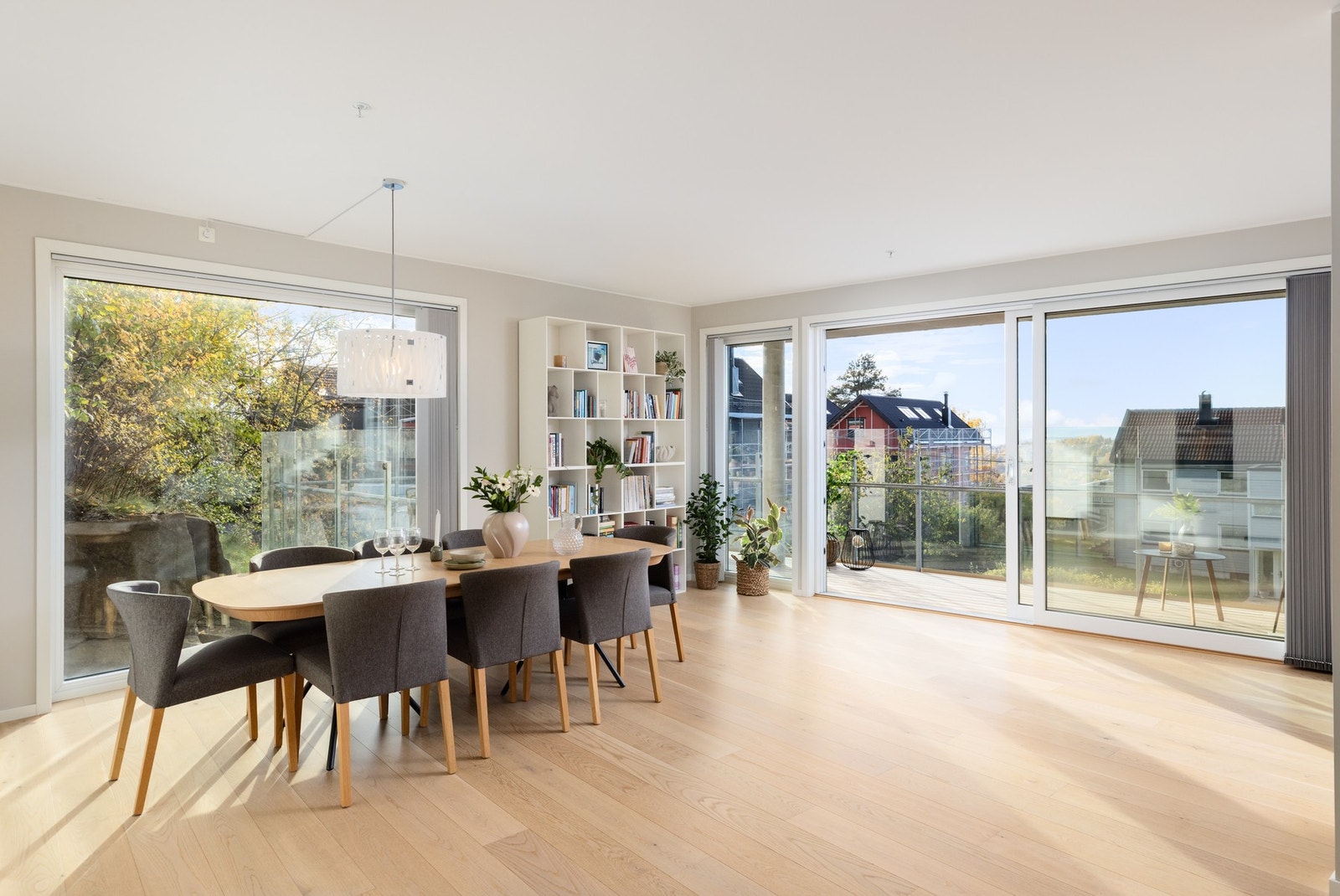 Store vindusflater slipper inn rikelig med naturlig lys og gir en behagelig romfølelse. Galleribilde