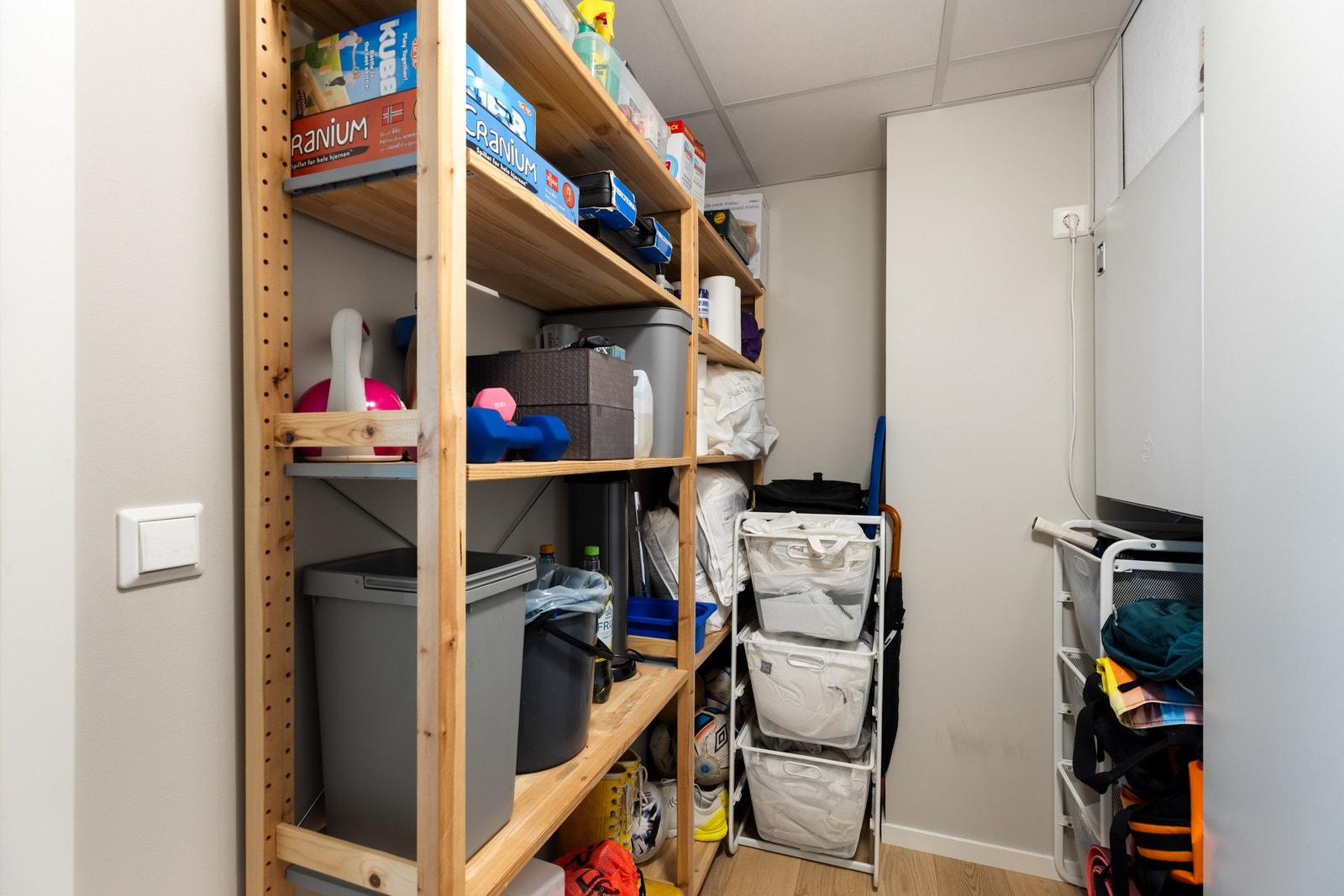 Innvendig bod med ekstra klesskap, plass for ekstra kjøle- og fryseskap, samt hylle- og oppbevaringsløsninger. Galleribilde