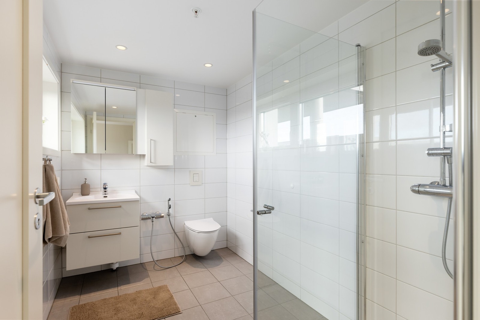 Bad med varmekabler, downlights og moderne innredning. Galleribilde