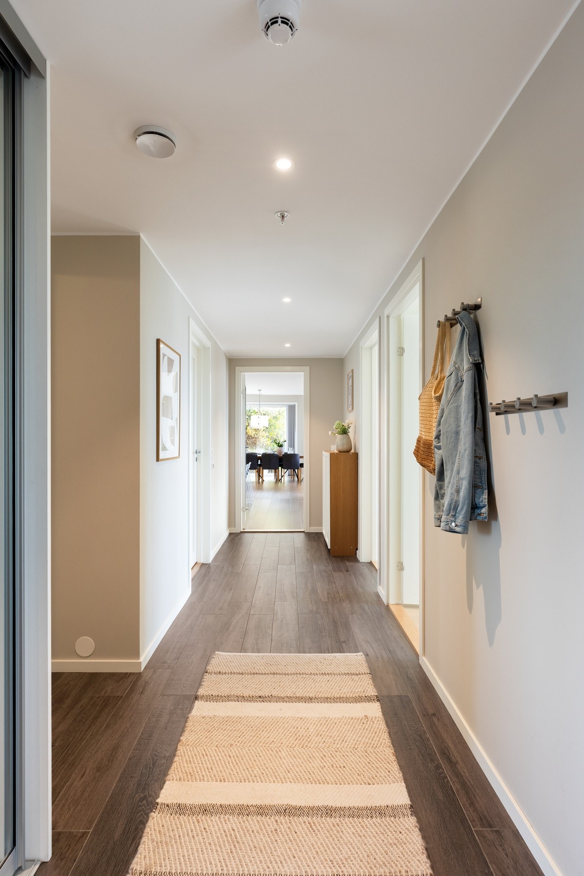 Herfra har du tilgang til en praktisk bod - ideell for oppbevaring av klær, sportsutstyr eller annet du ønsker å ha lett tilgjengelig. Galleribilde