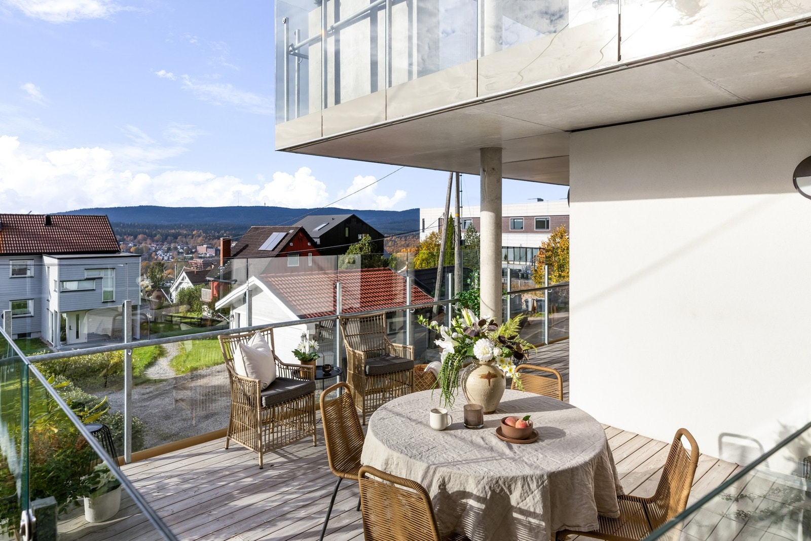 Her er det god plass til flere soner, for eksempel spisegruppe, lounge og planter. Galleribilde