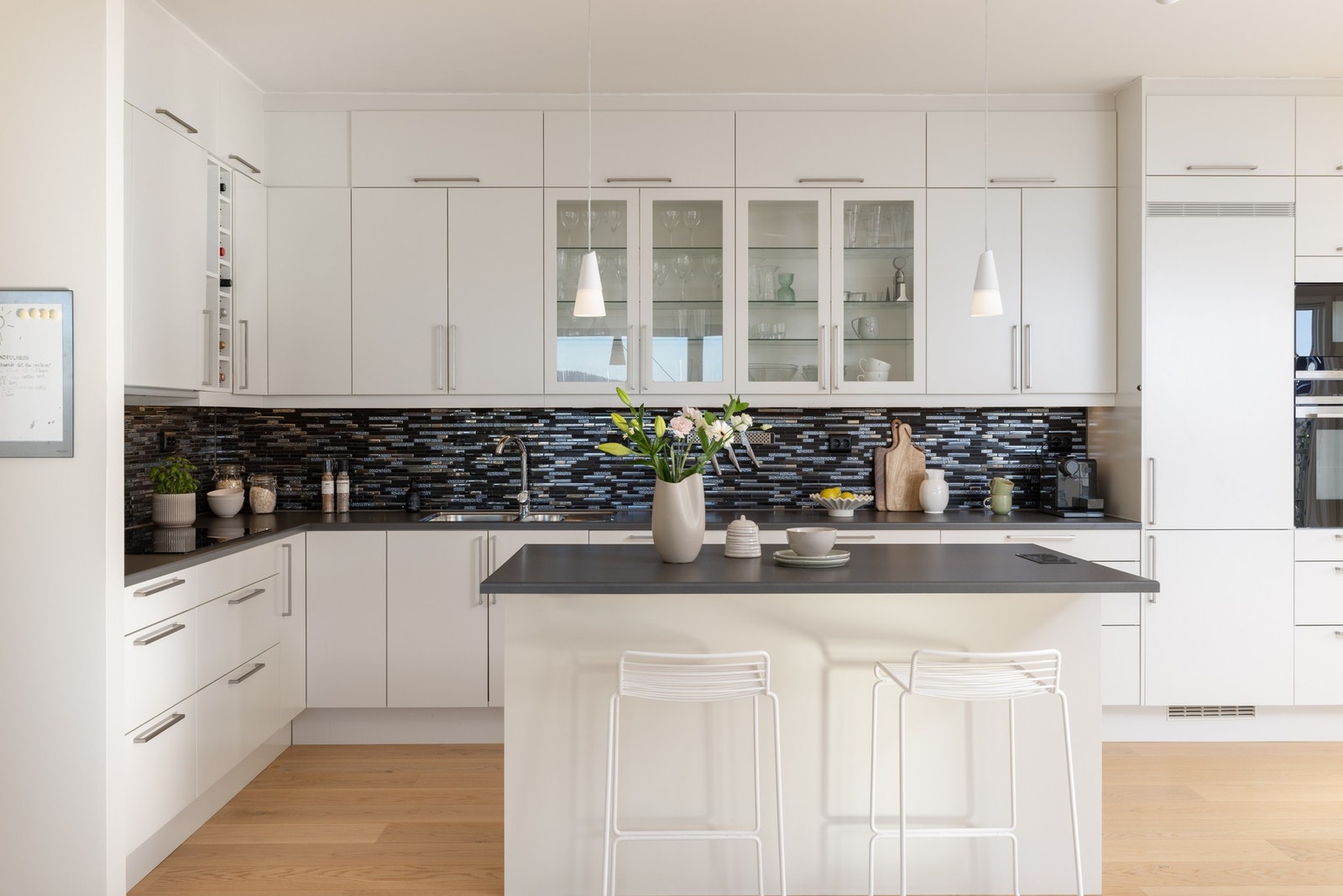 Kjøkkenet er fra Sigdal, med slette, lakkerte fronter og laminat benkeplate med fliser over. Galleribilde