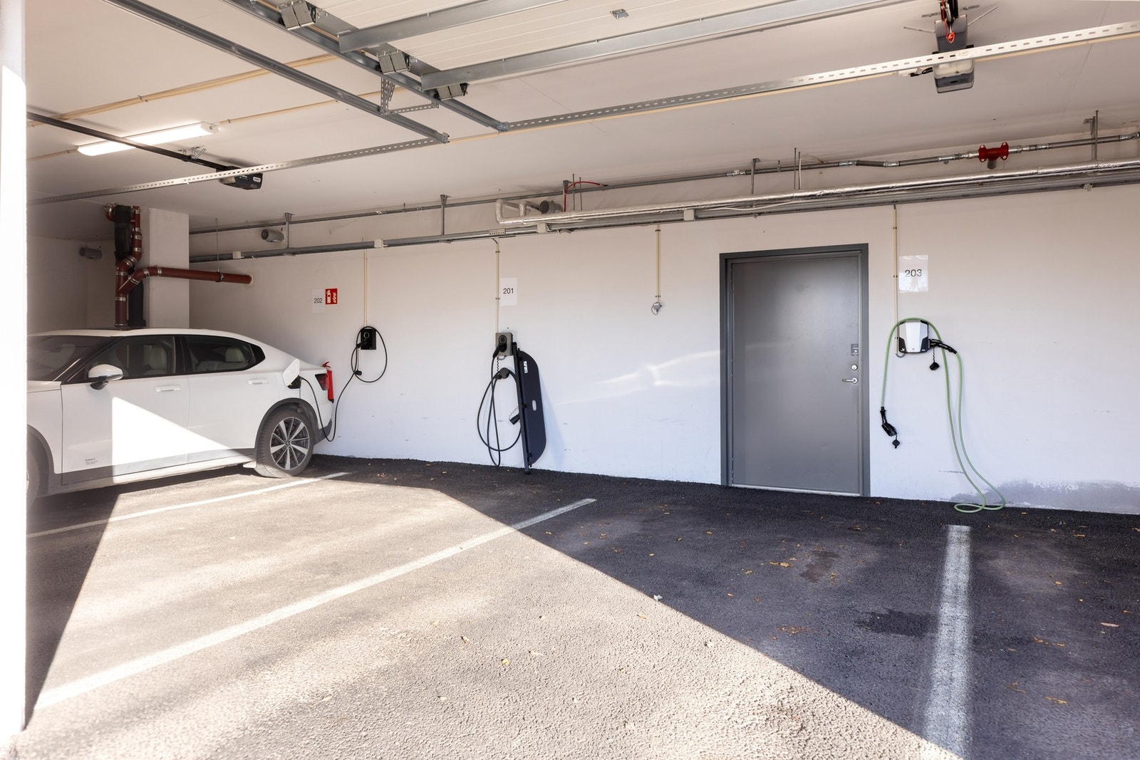 Det medfølger en parkeringsplass i felles garasjeanlegg. Galleribilde