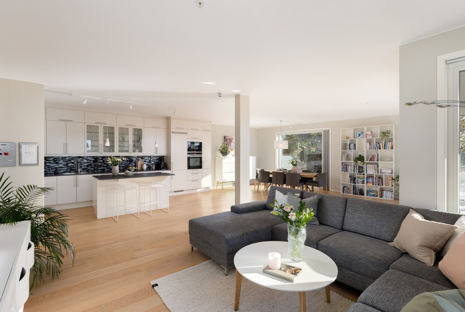 Den gode takhøyden på ca. 2,66 meter bidrar til en luftig atmosfære. Galleribilde