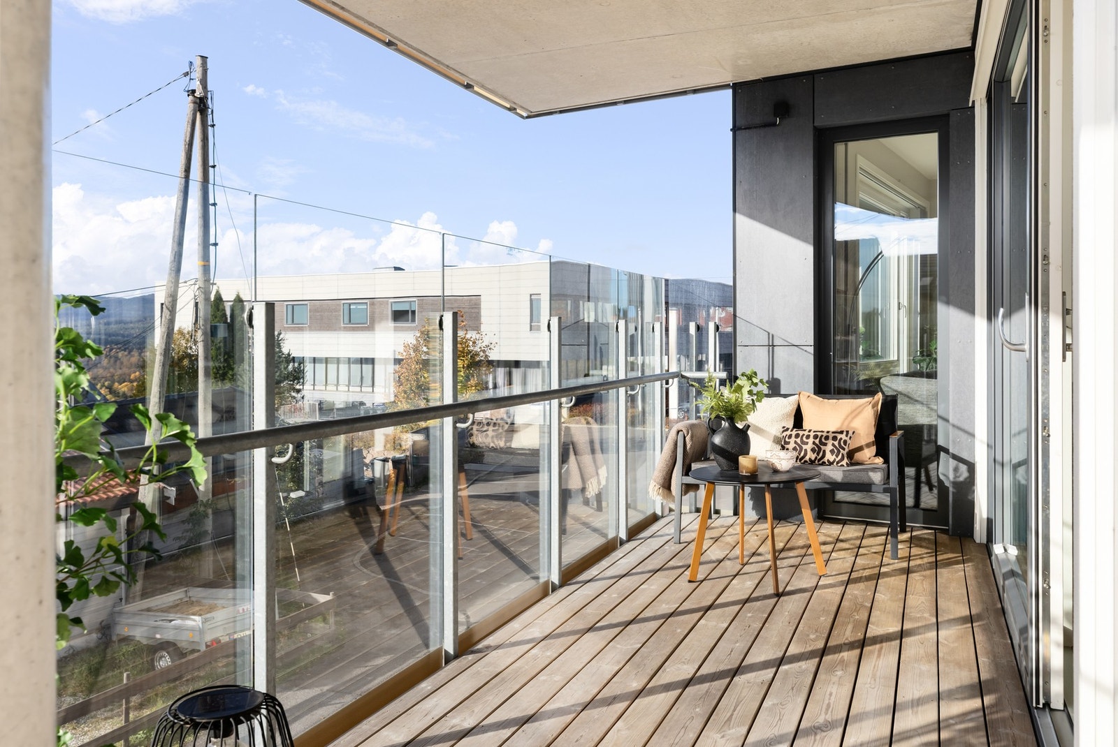 Balkongen har impregnert tregulv, belysning og stikkontakt. Galleribilde