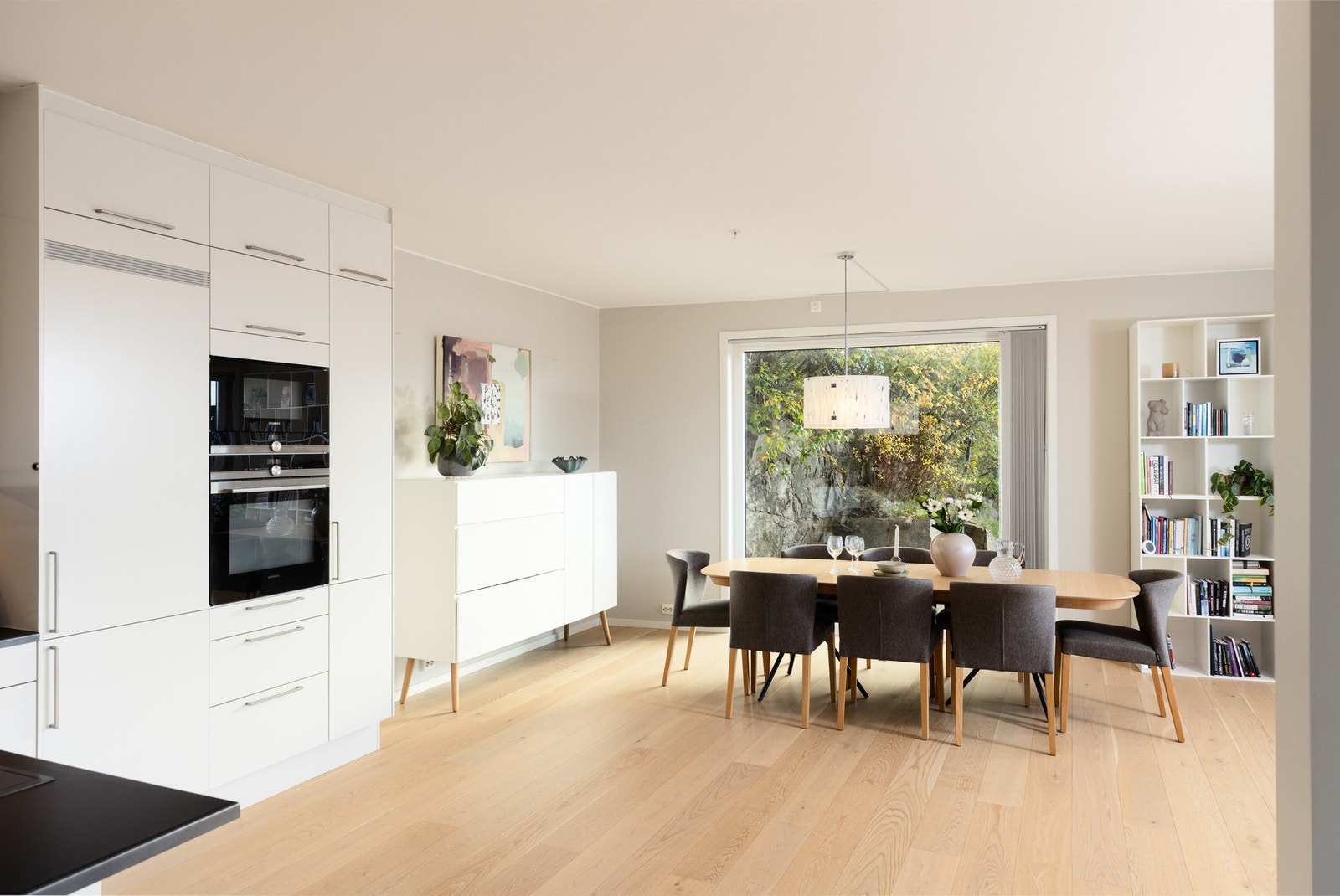 Integrerte hvitevarer fra Siemens og Bosch som koketopp, stekeovn, mikro, oppvaskmaskin og kjøl-/fryseskap følger med. Galleribilde