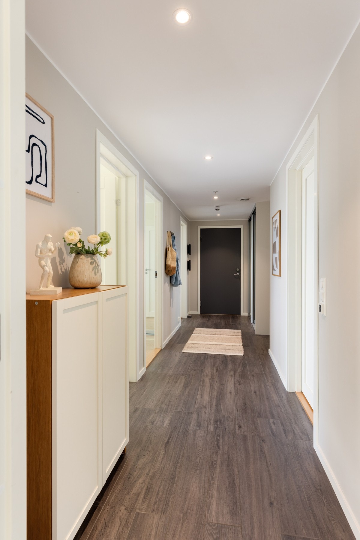 Leiligheten ønsker deg velkommen med en innbydende entré med garderobeskap, downlights i himling og plass til ytterligere møblement. Galleribilde