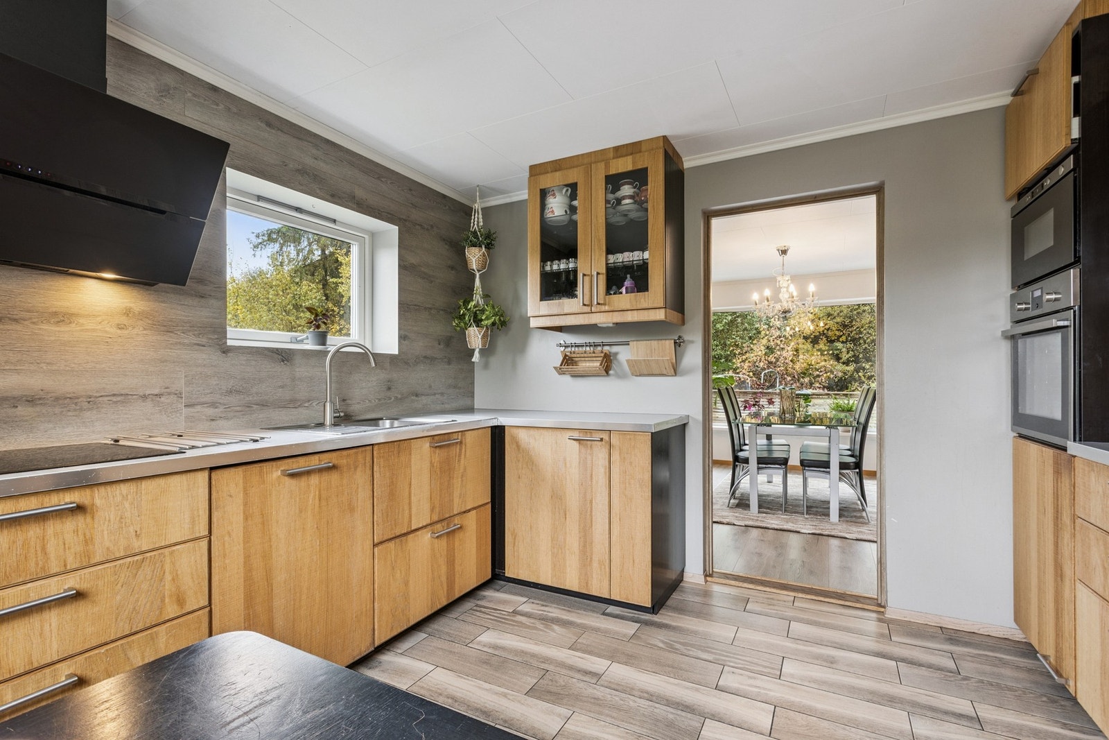 Kjøkkenet er generelt innredet med integrerte hvitevarer og et frittstående kjøleskap Galleribilde