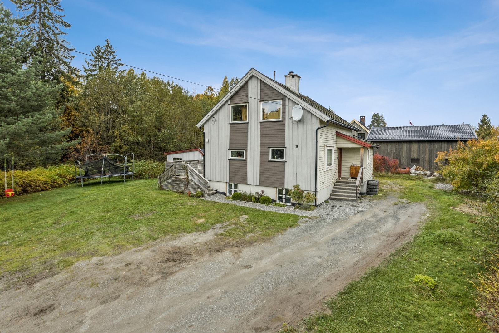 Tomten er flat, lett oversiktlig med gode muligheter for å skape en stor flott hage! Galleribilde