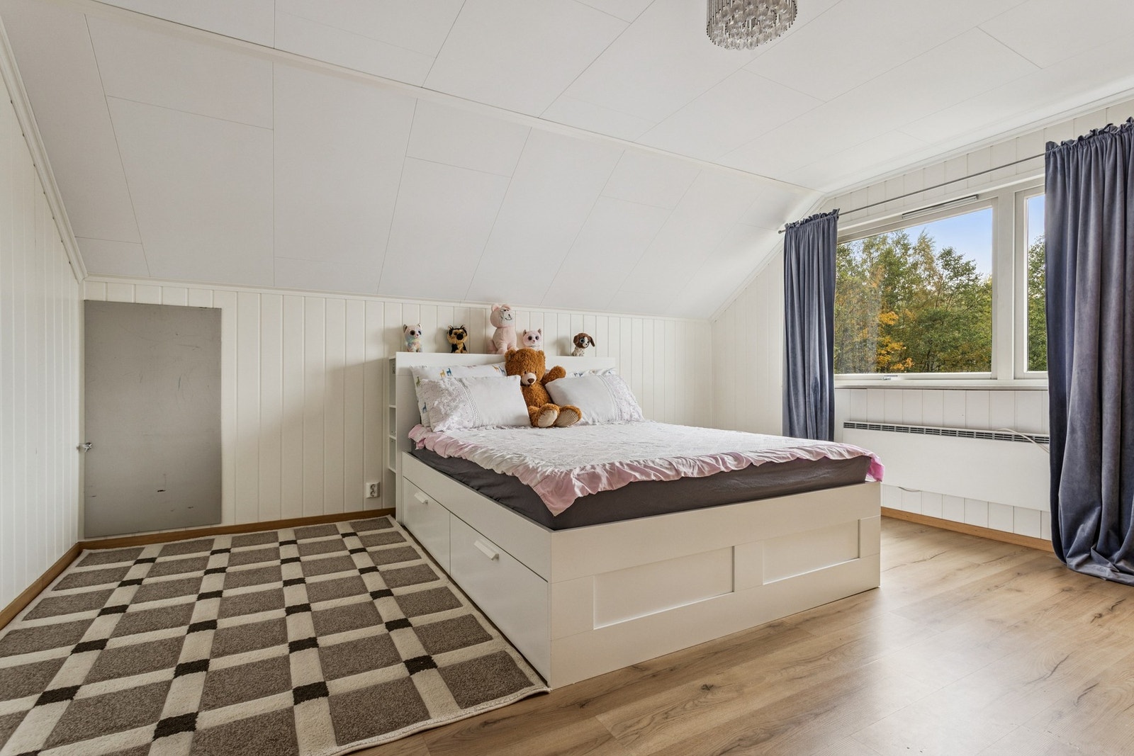 Det er kneloft lagring på hovedsoverommet Galleribilde