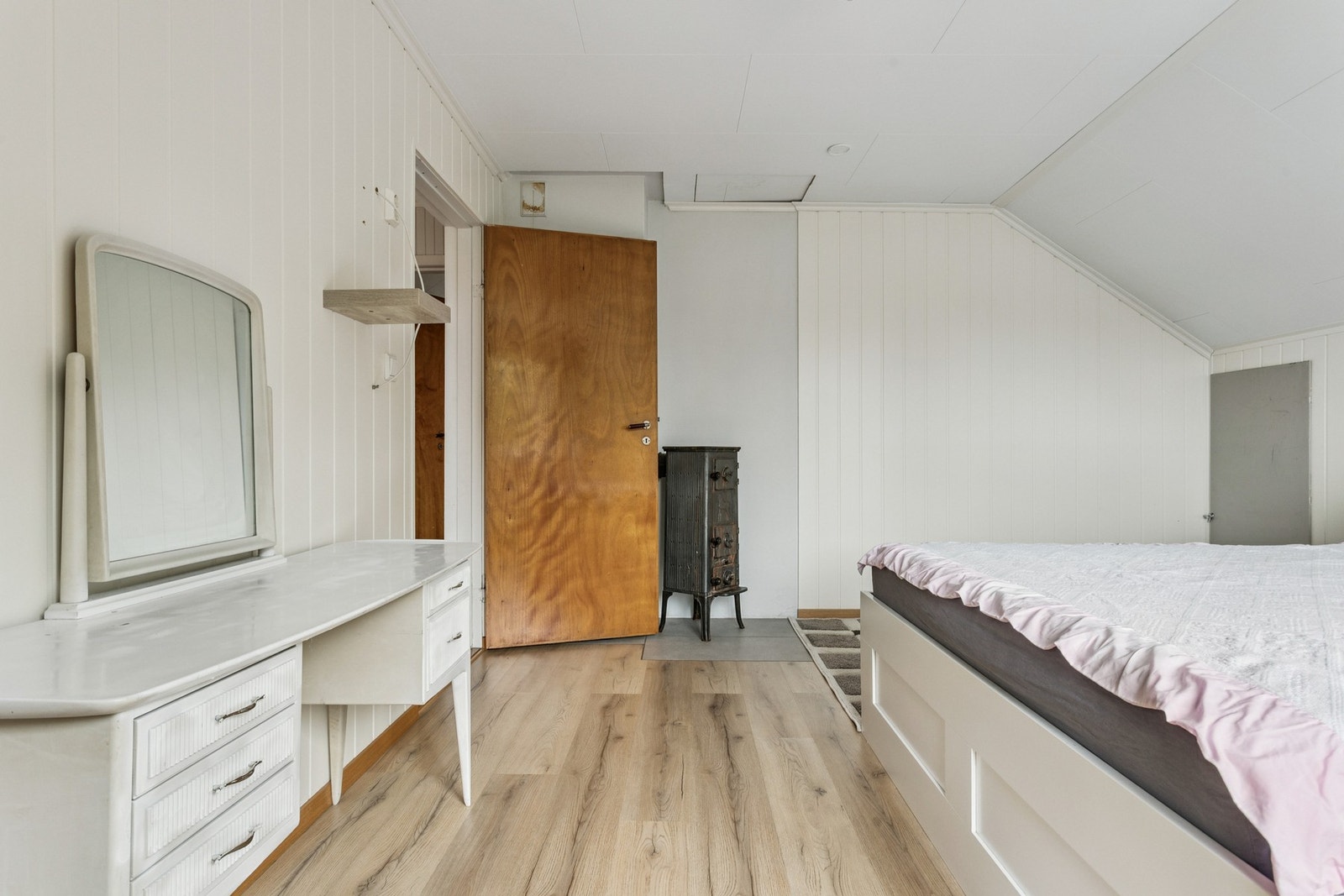 Soverommene har lyse overflater og gode innredningsmuligheter for seng og garderobeløsning. Galleribilde