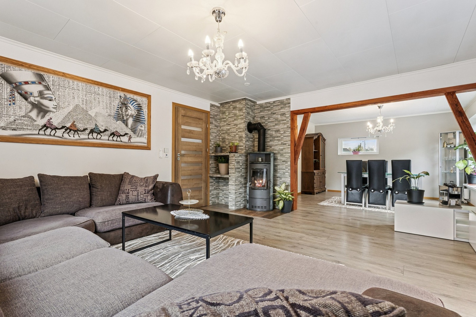 Stuen er av god størrelse som gir gode innredningsmuligheter med stuemøblement Galleribilde