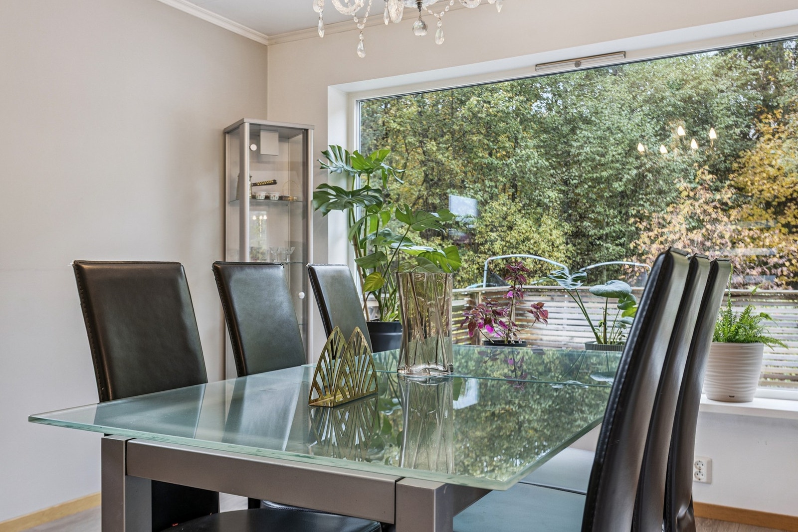 Spisestuen har en fin plassering i huset, vegg-til-vegg med kjøkkenet og fint utsyn gjennom det store vinduet! Galleribilde