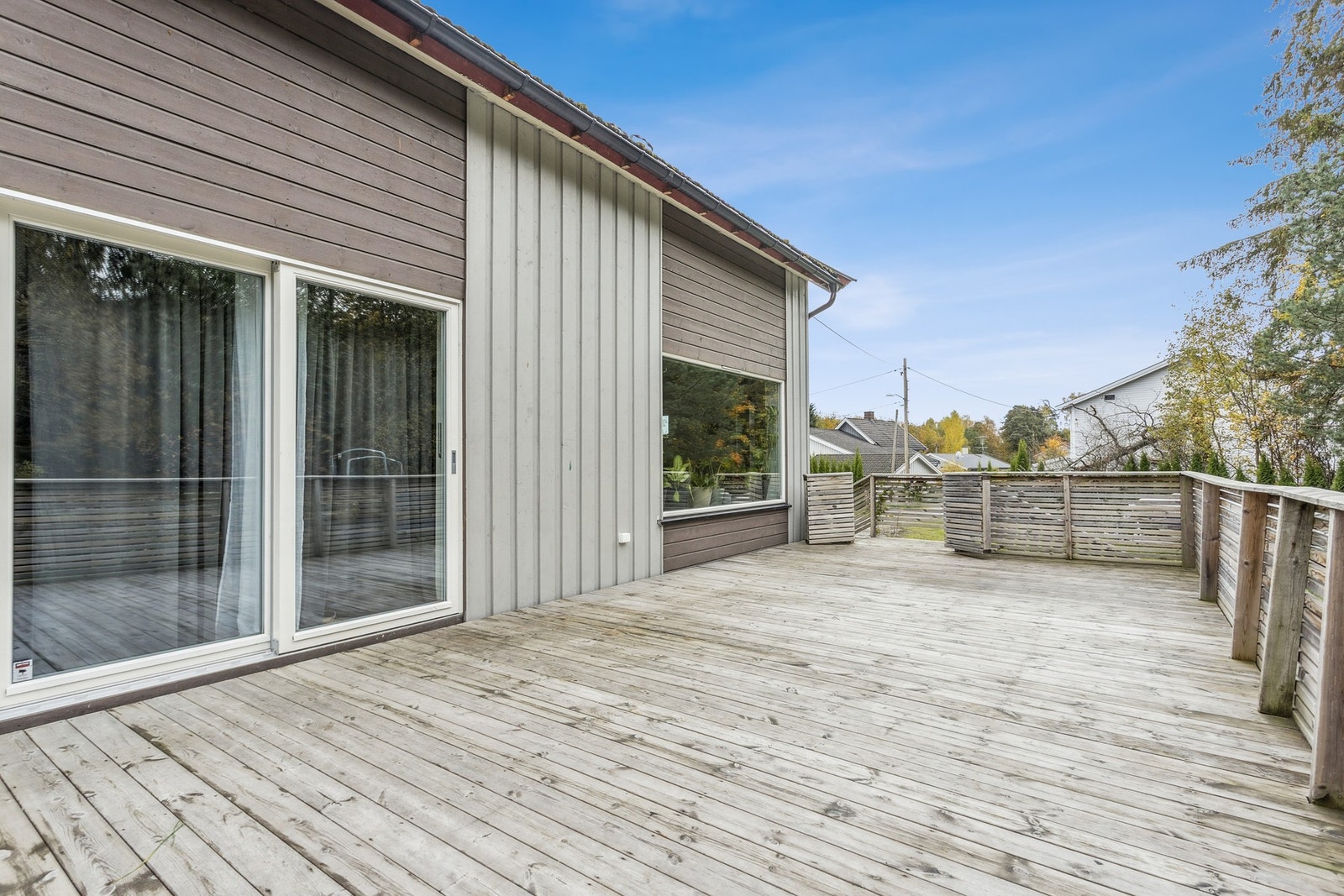 Terrassen er av god størrelse, med trapp ned til hagen og får godt med ettermiddagssol Galleribilde