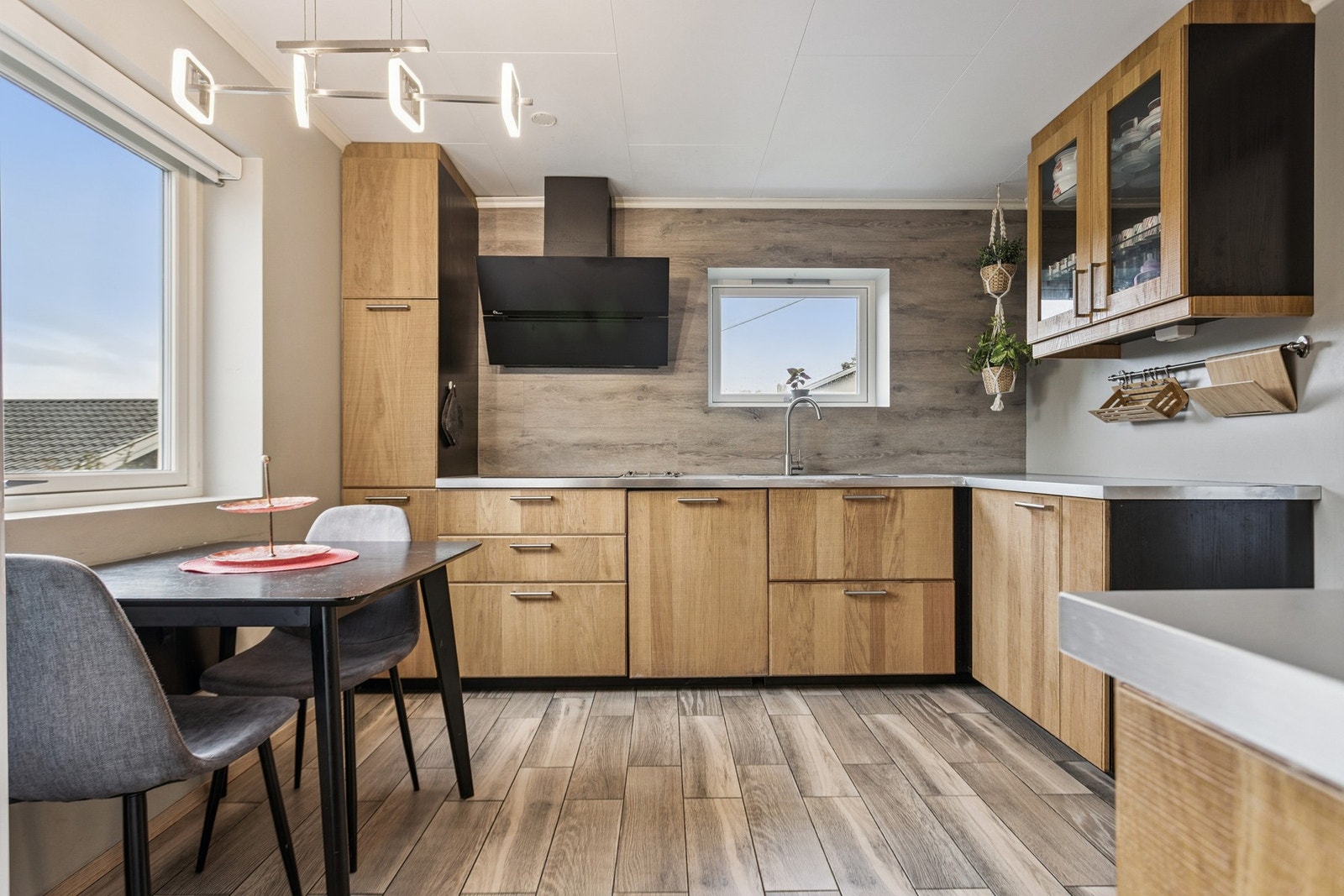 Glatte og moderne fronter med sølvgreps håndtak. Galleribilde