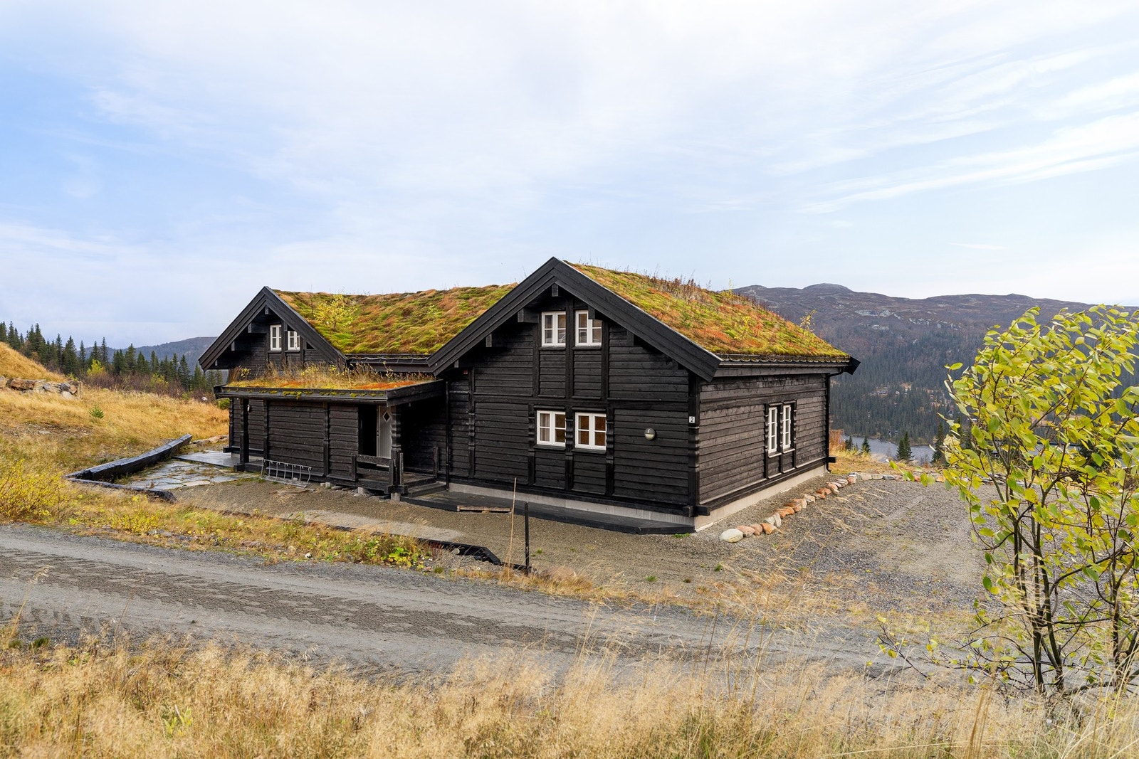 Hytten ligger solrikt til med panoramautsikt ut over Synnfjorden. Galleribilde