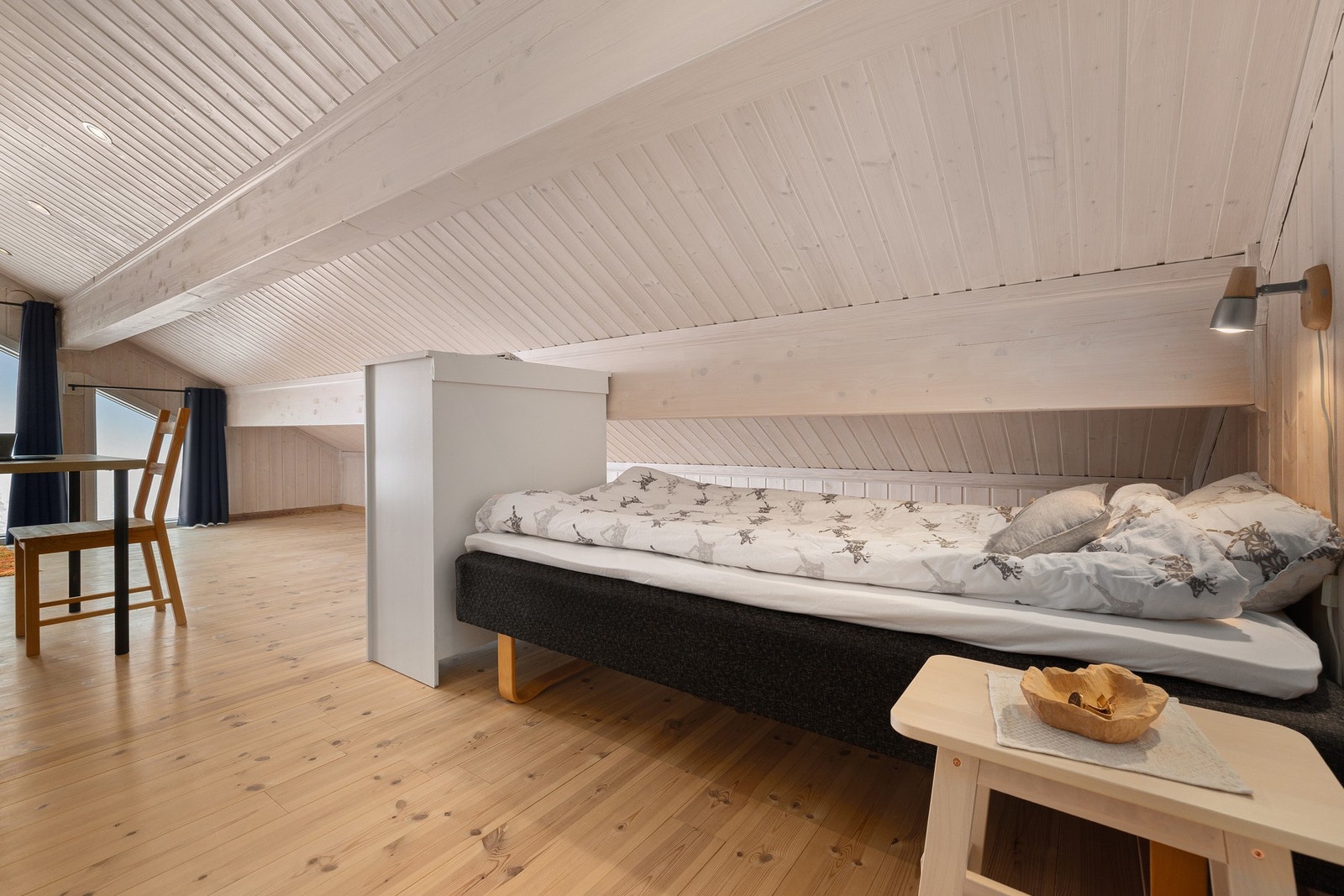 Soverom med sitteplass og lyse, naturlige materialer. Galleribilde