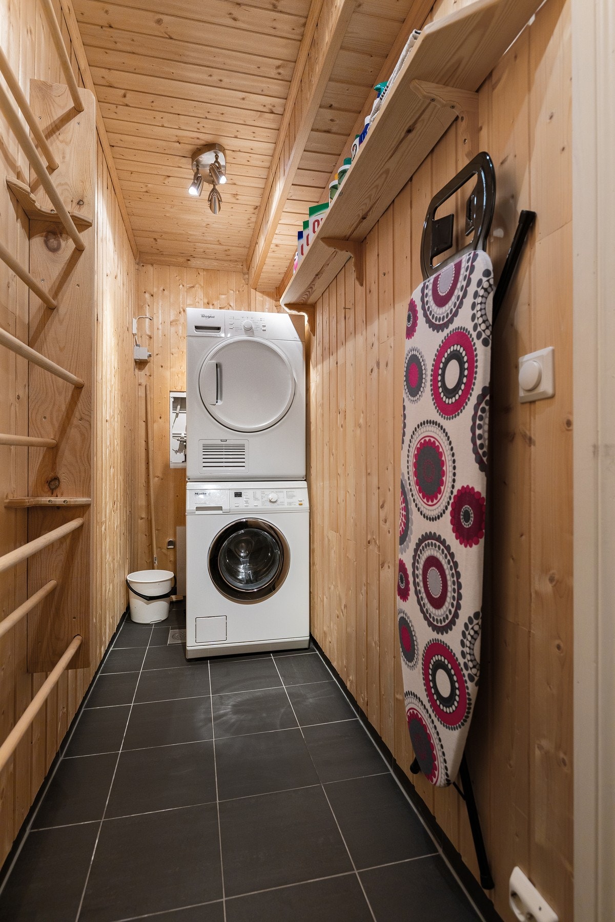 Praktisk vaskerom med vaskesøyle og hyller - alt du trenger etter en dag ute. Galleribilde