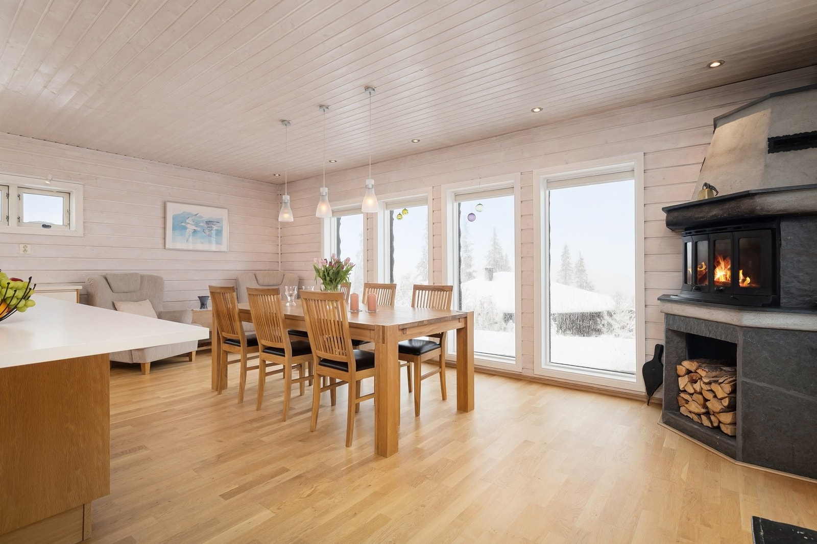 Romslig spiseplass med ildsted - perfekt for lange måltider og godt selskap. Galleribilde