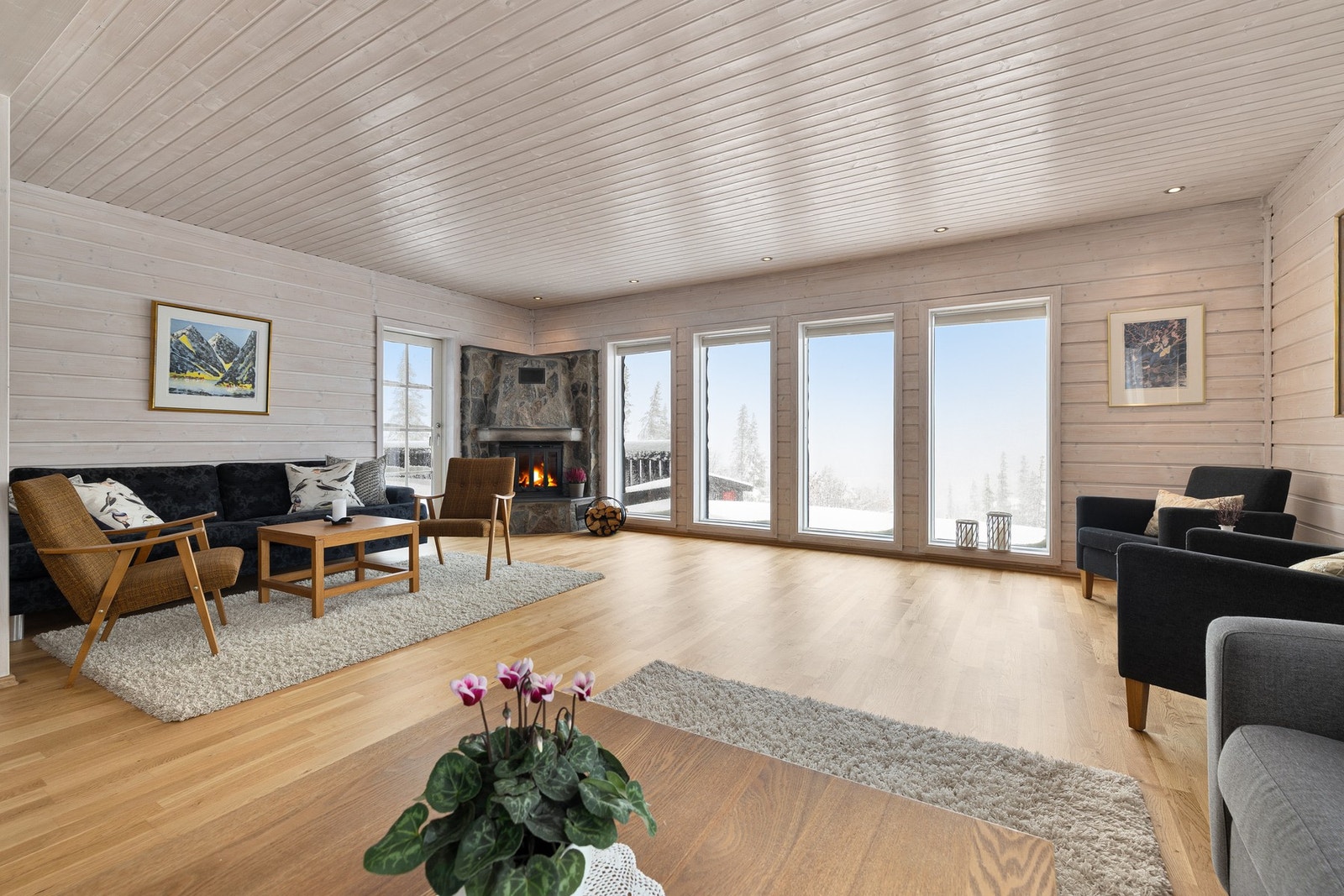 Store vinduer og nydelig utsikt gir en rolig og fin atmosfære. Galleribilde