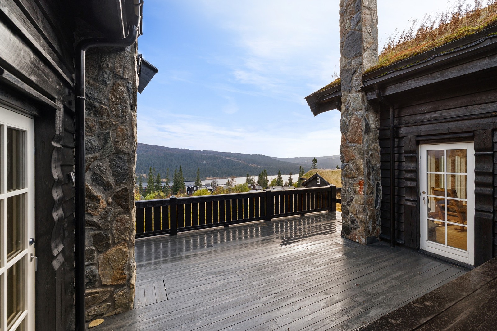 Stor og lun terrasse, skjermet mot vind. Galleribilde