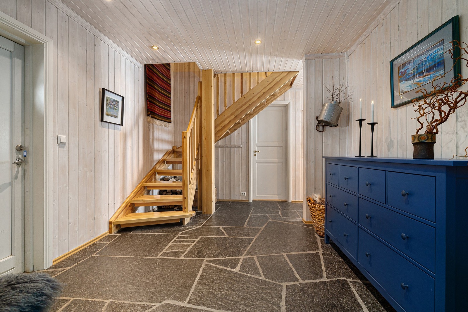 Flott hall med trapp til loft og rikelig lagringsplass. Galleribilde