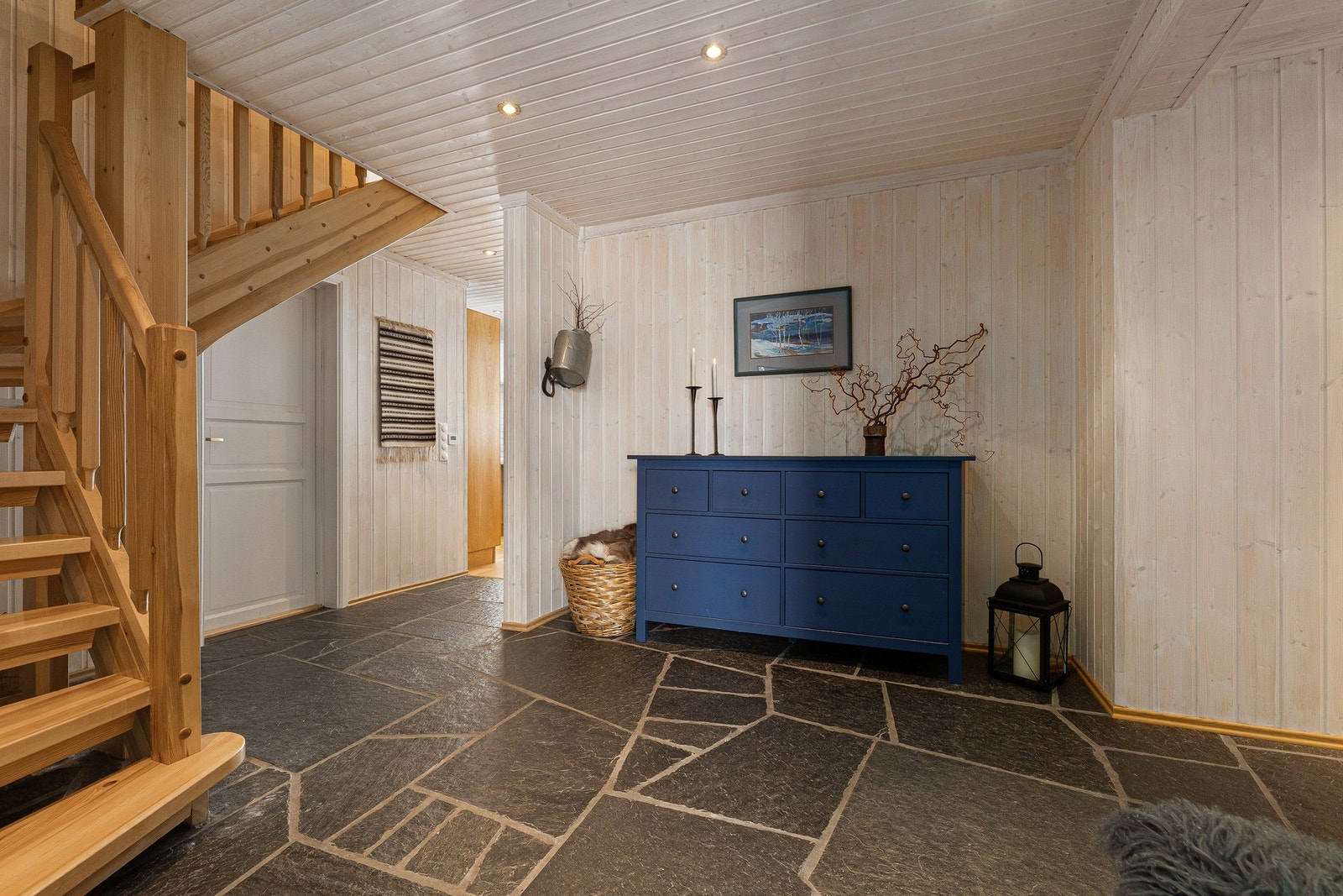 Velholdt gang med naturlige materialer og hyttepreg. Galleribilde