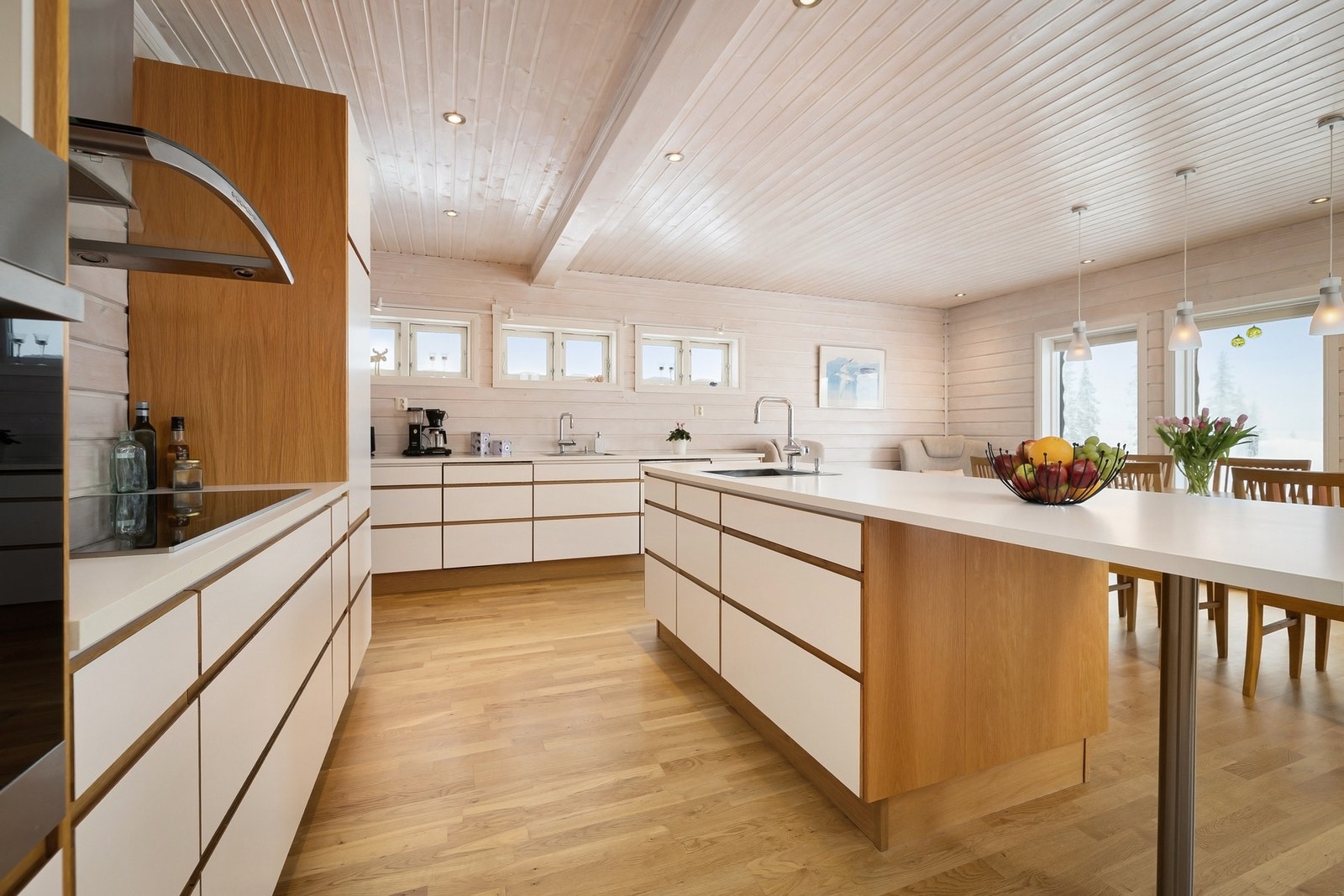 Kjøkkenet er praktisk bygget med mye oppbevaringsplass. Galleribilde