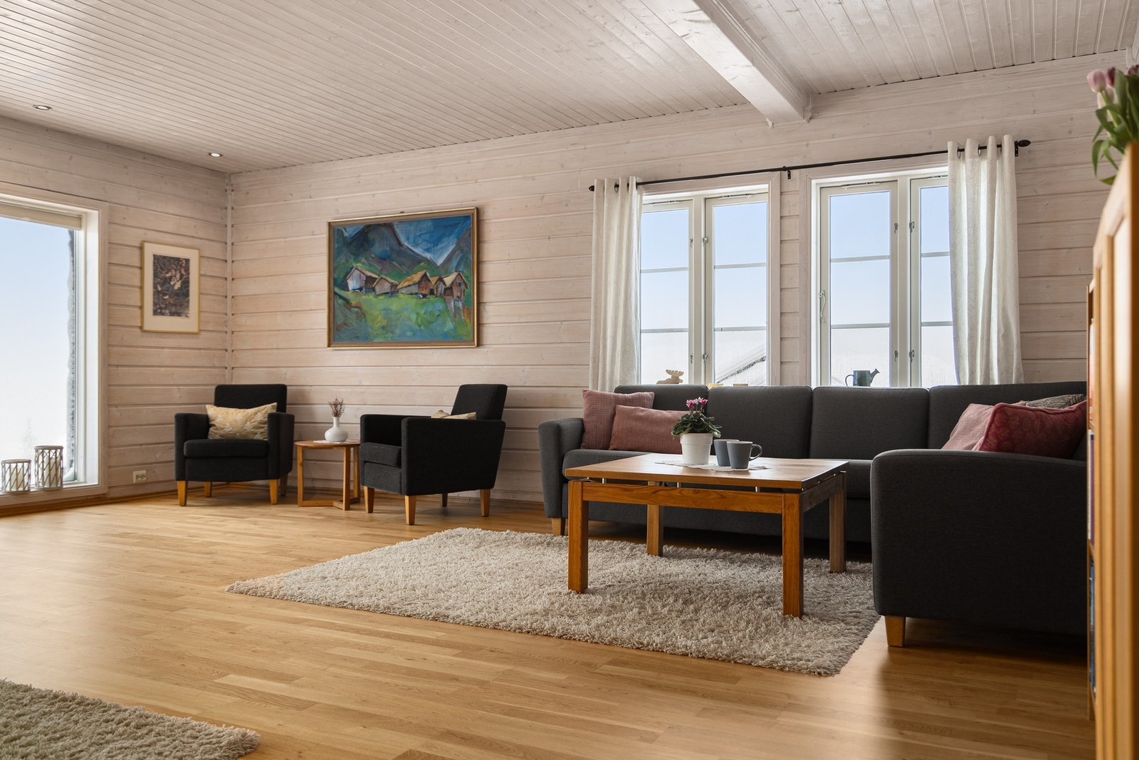 Lys og trivelig stue med store vinduer og vakker utsikt mot fjellet. Galleribilde