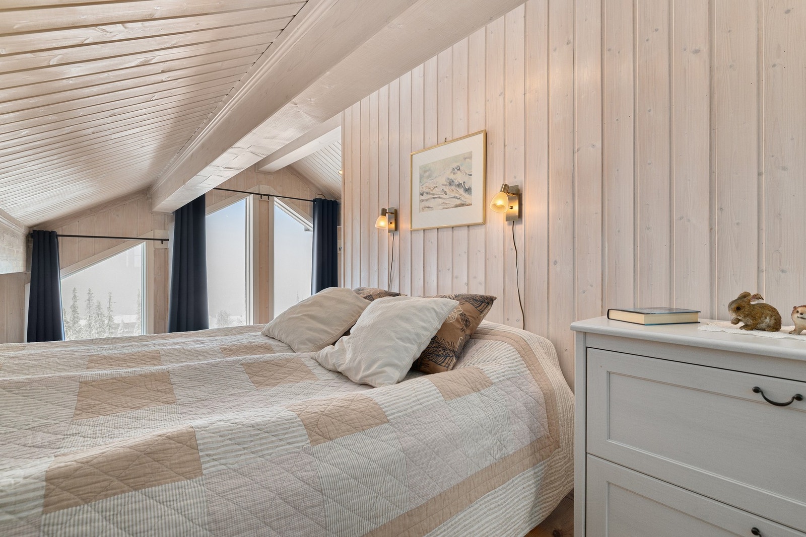 Delikat hovedsoverom med utsikt og plass til dobbeltseng. Galleribilde