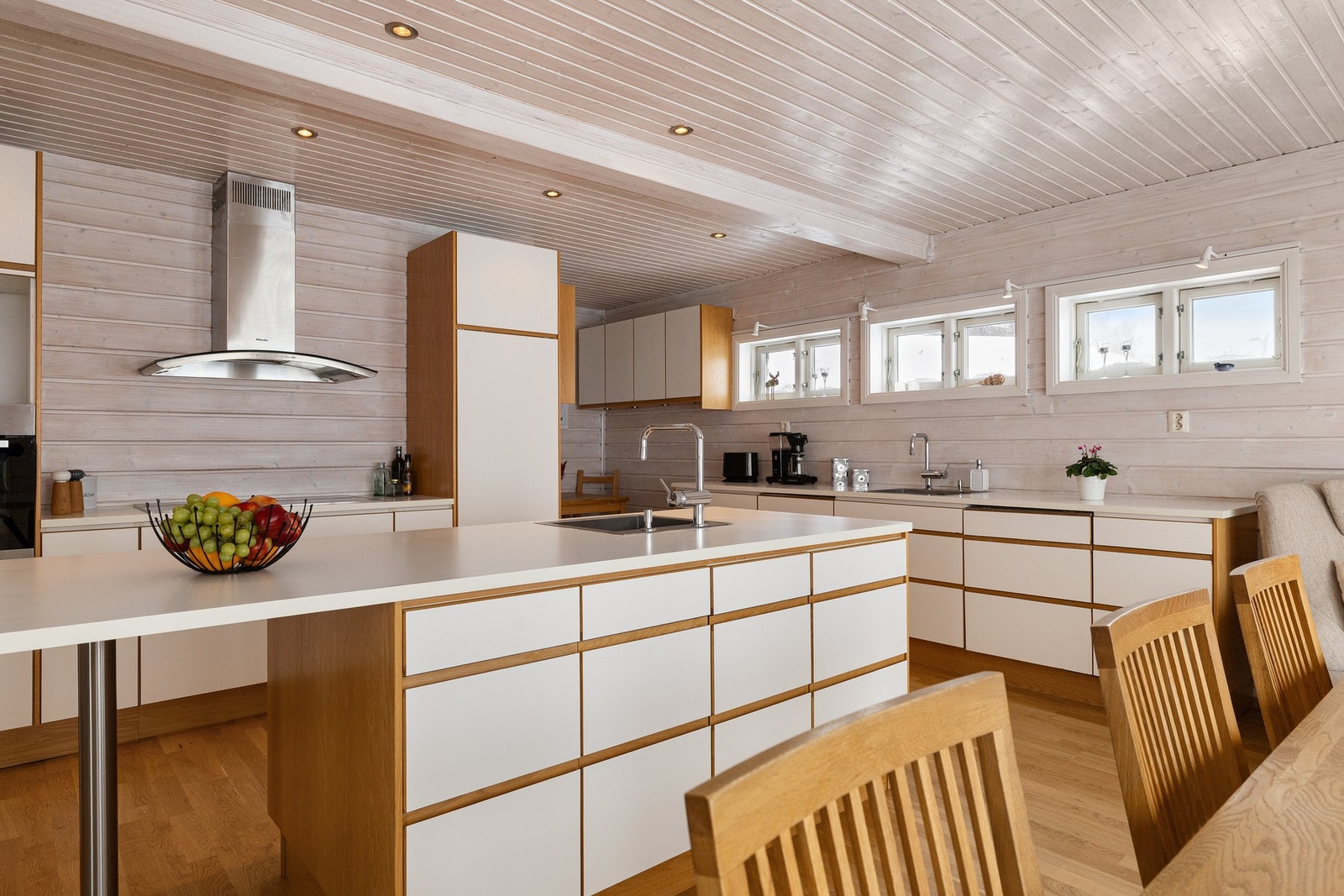 Kjøkkenet er romslig med mye oppbevaringsplass. Galleribilde