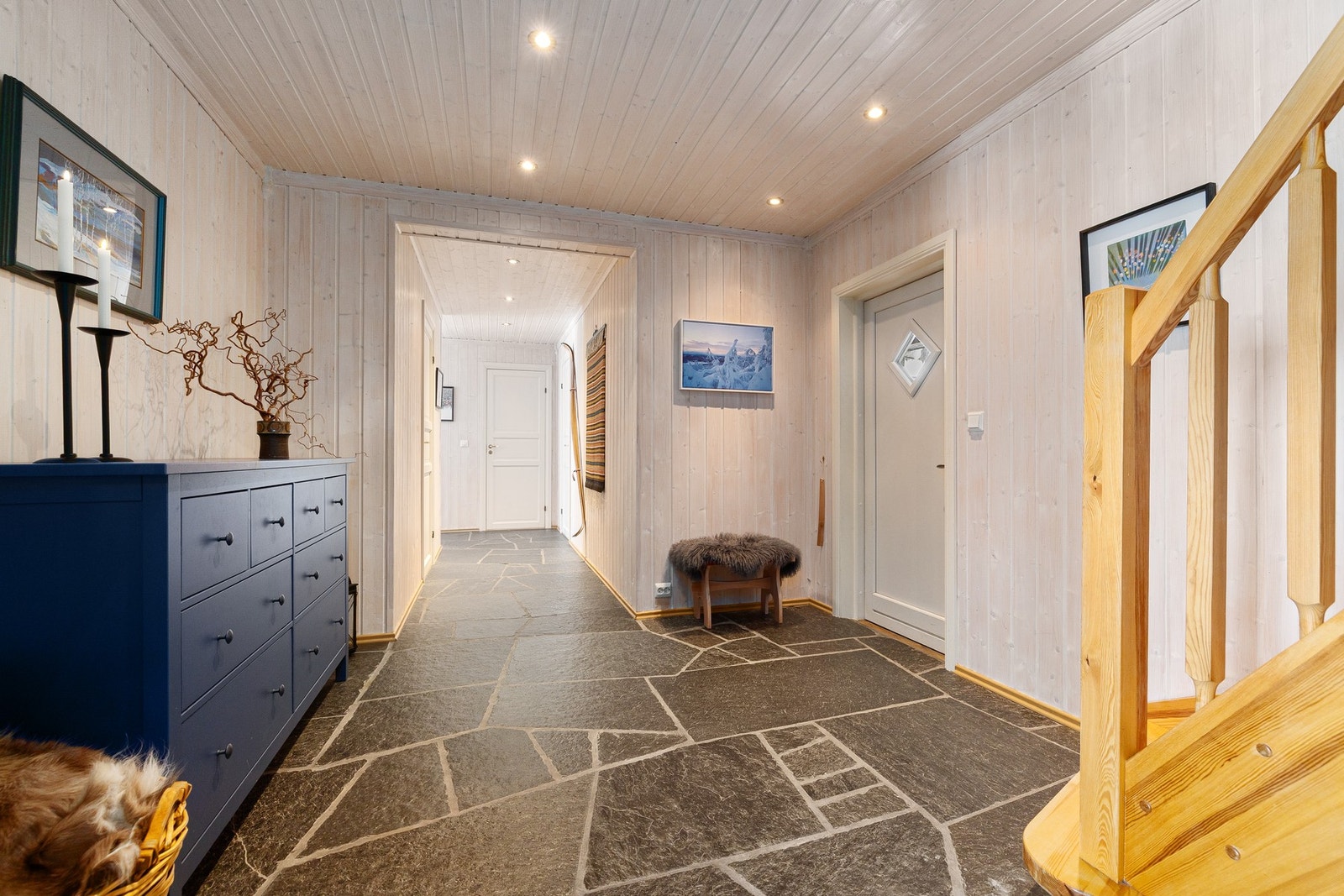 Inngangsparti og hall med steingulv og hyggelige detaljer. Galleribilde