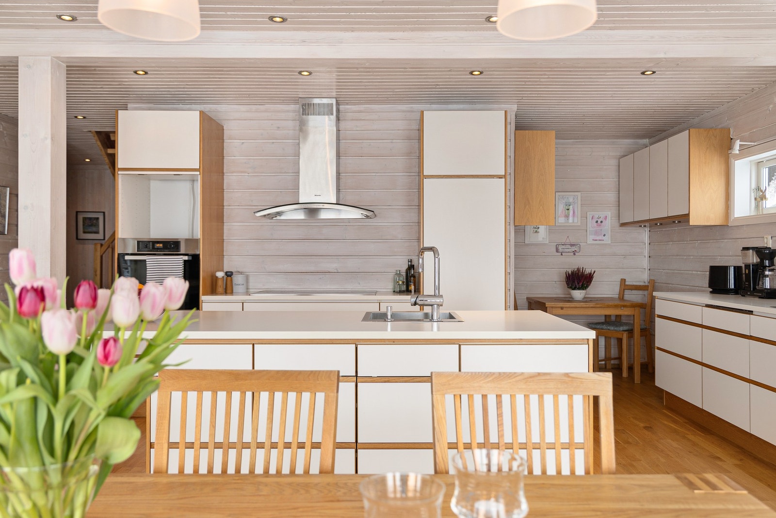 Kjøkken med integrerte hvitevarer. Galleribilde