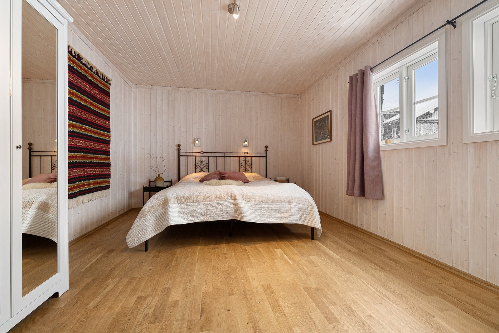 Koselig soverom med plass til dobbeltseng og hyttekos. Galleribilde