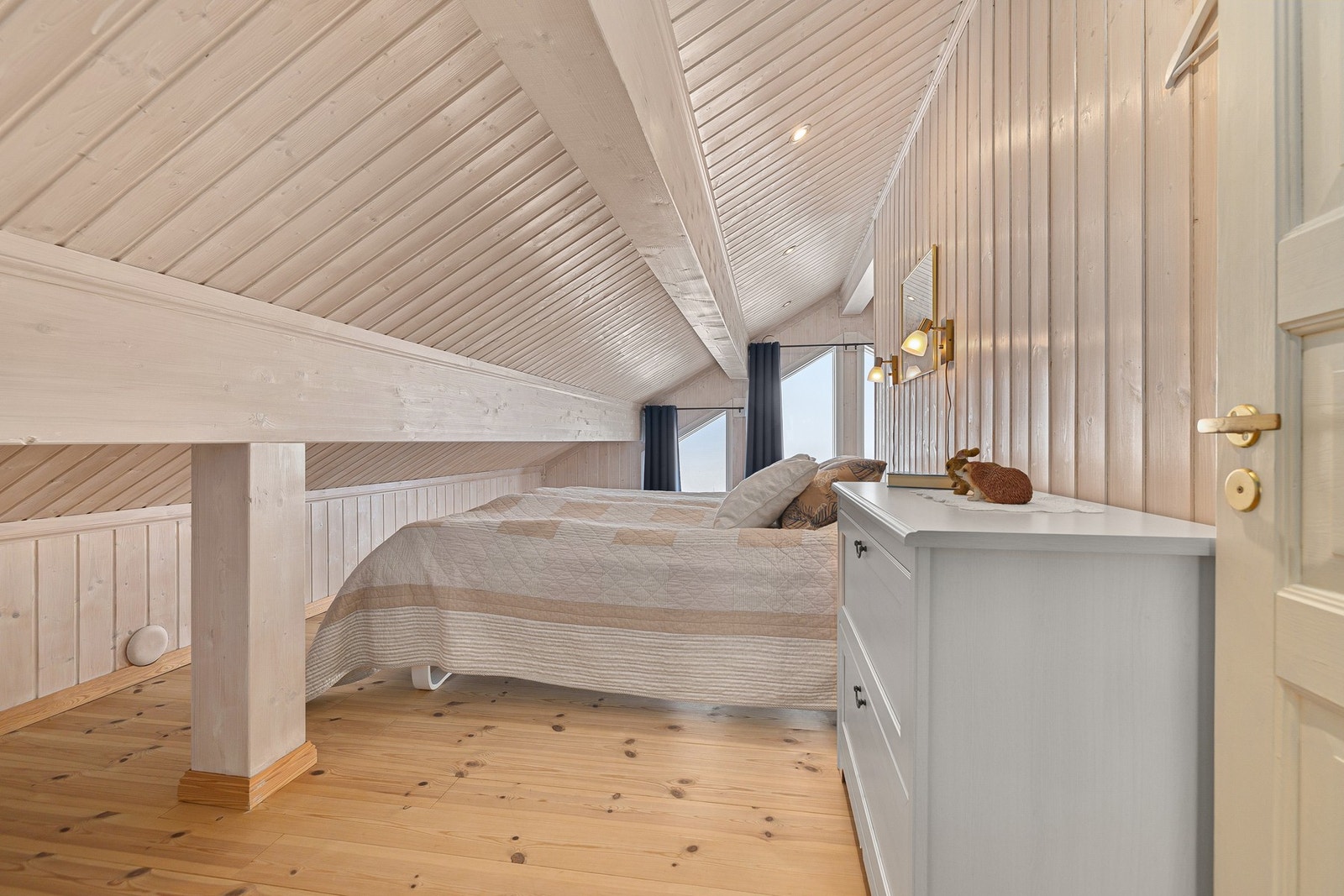 Luftig og lyst soverom på hems - her sover man godt etter en dag på fjellet. Galleribilde