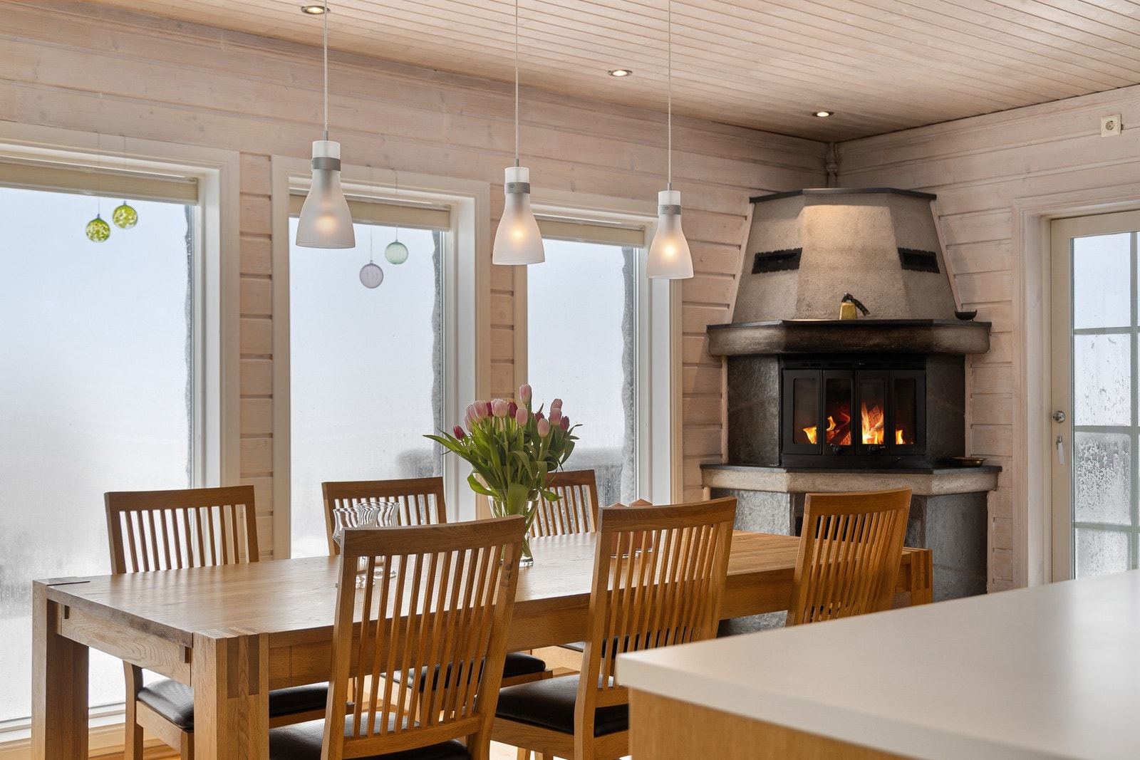 Stor spiseplass med utsikt og varme fra peisen - ekte hyttestemning. Galleribilde